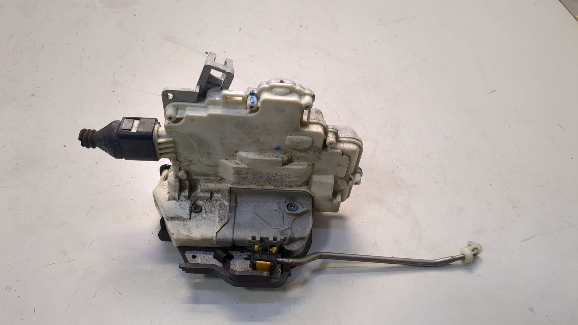 Замок двери передней левой