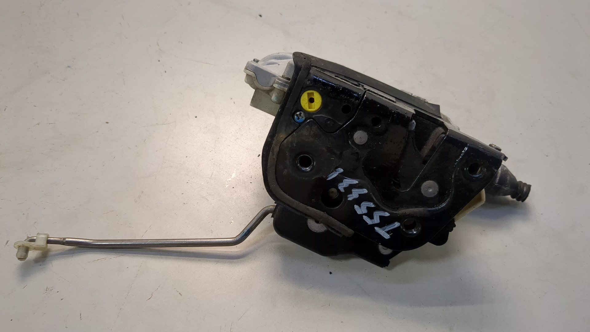 Замок двери передней левой