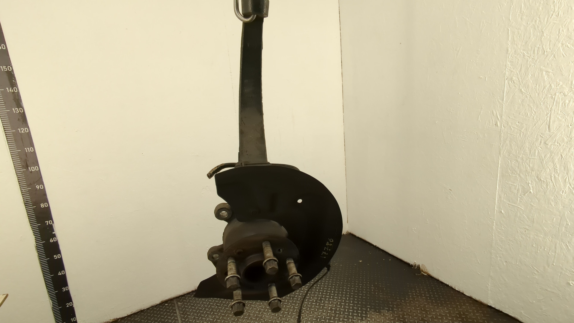 Кулак поворотный передний правый