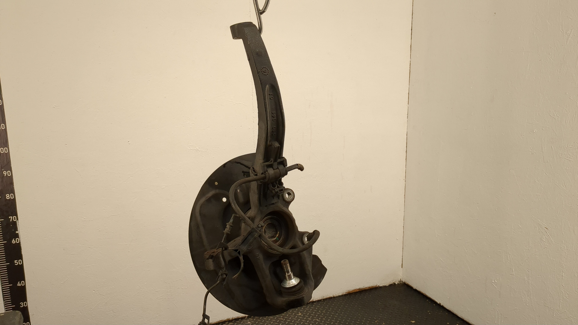 Кулак поворотный передний правый