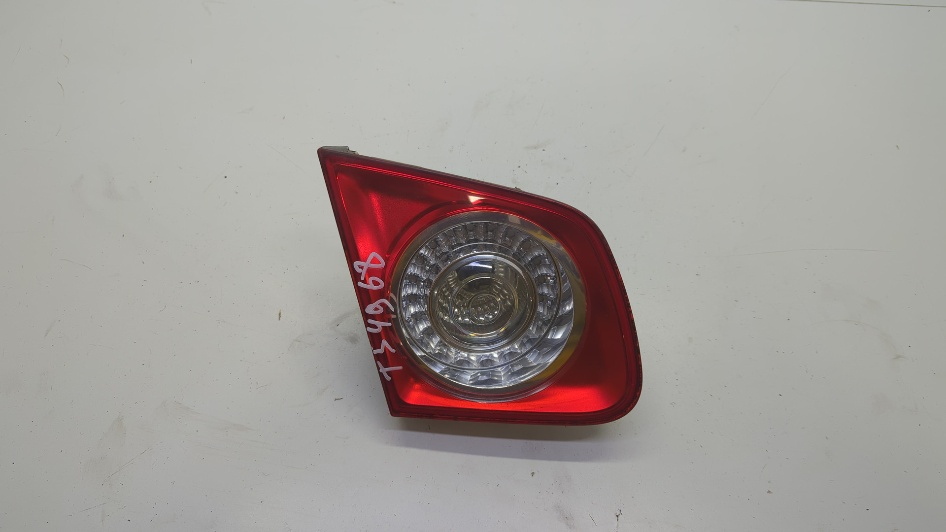 Фонарь задний внутренний левый