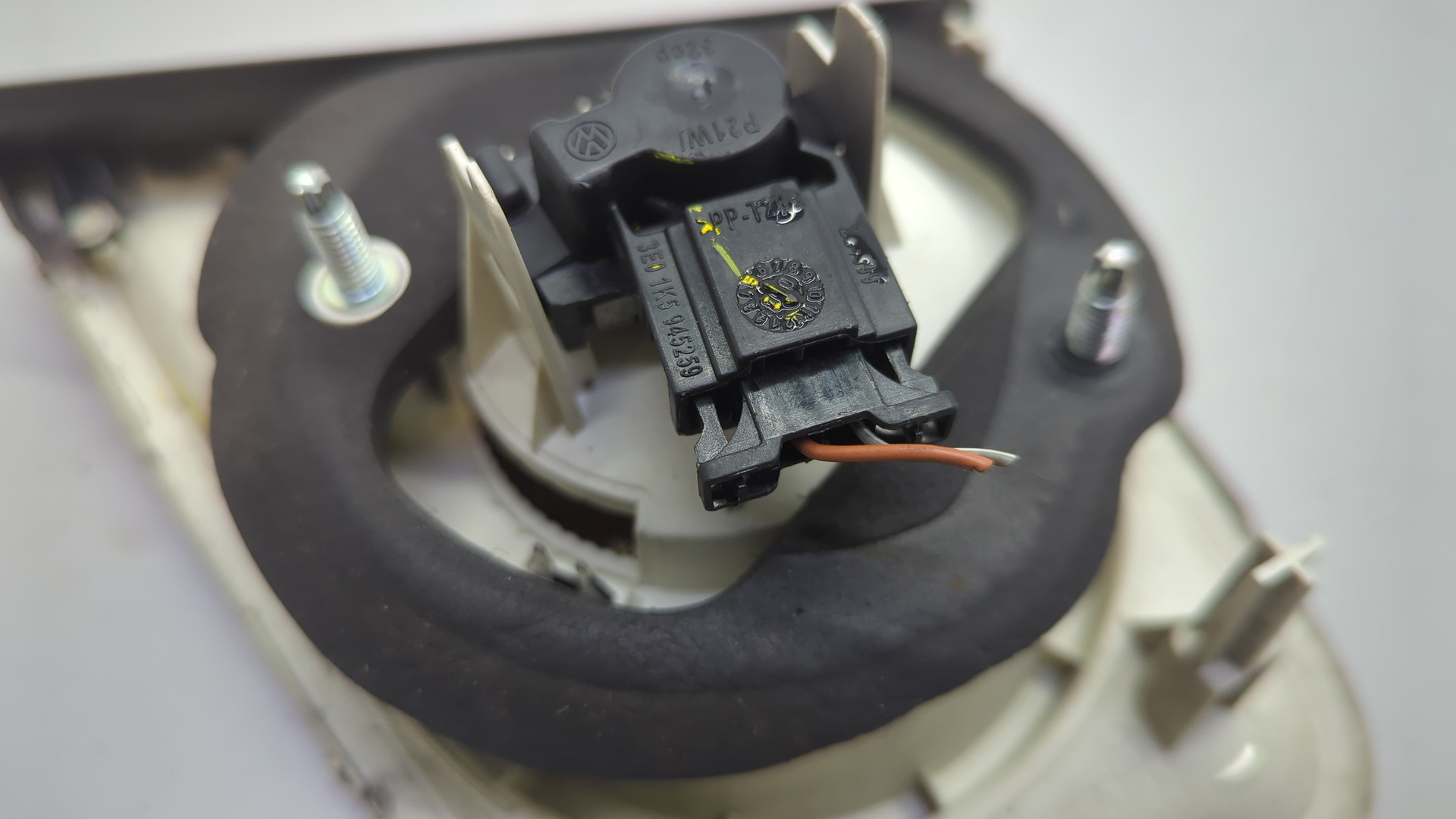 Фонарь задний внутренний левый