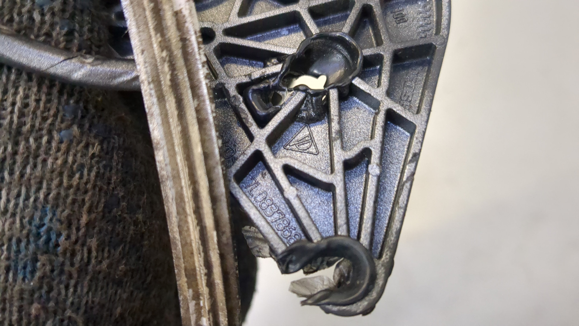 Замок двери передней правой