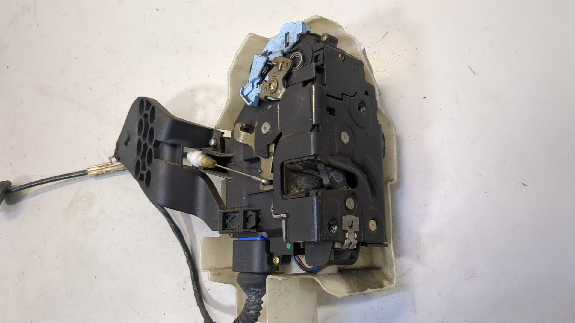 Замок двери передней правой