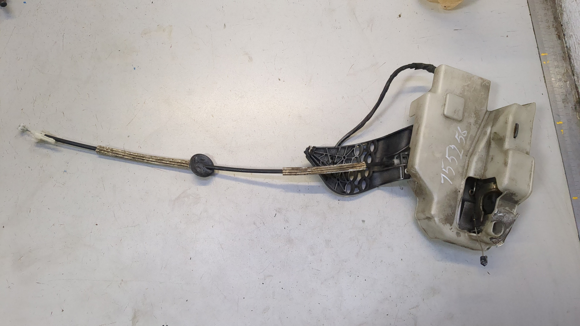 Замок двери передней правой