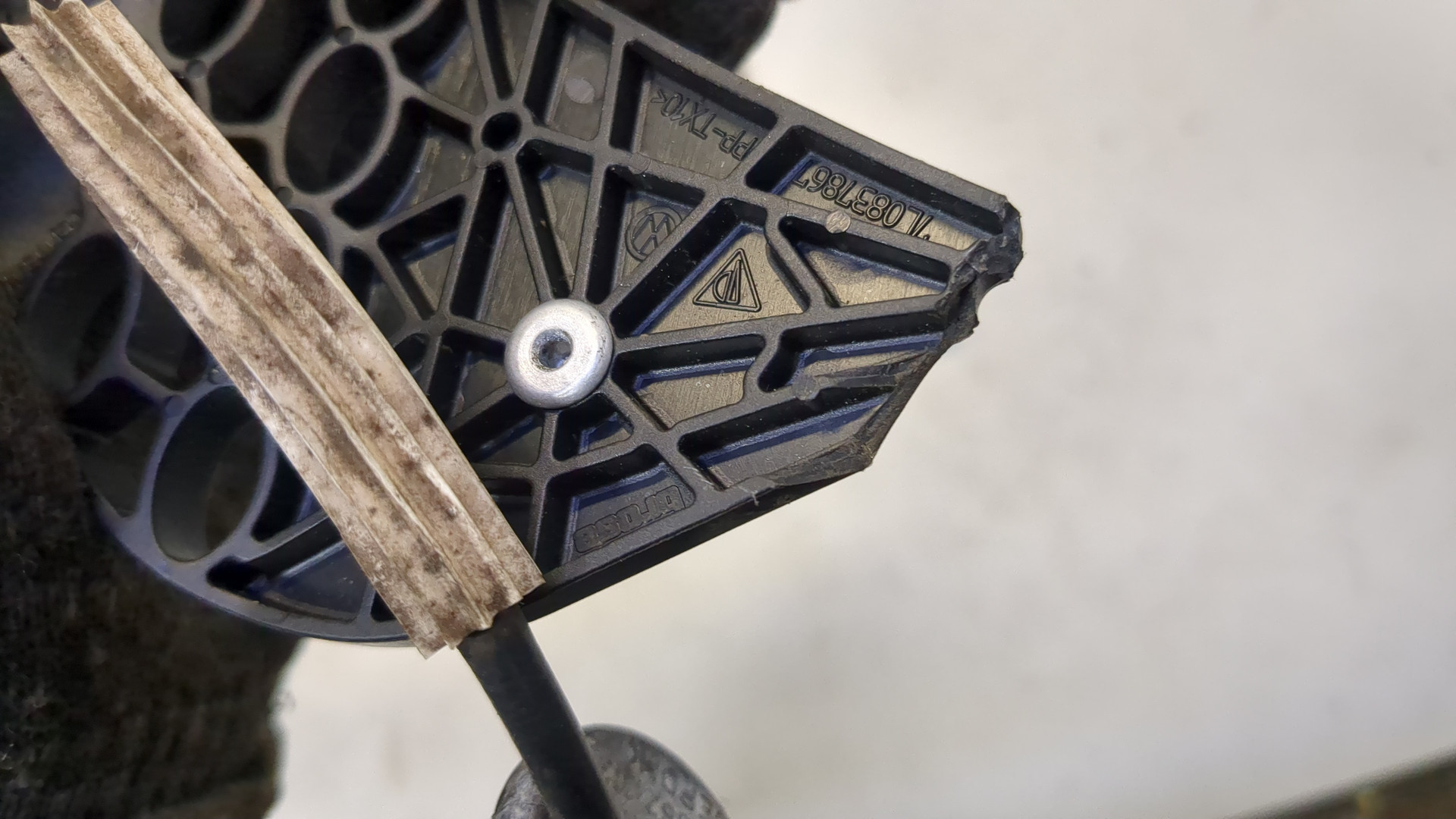 Замок двери передней левой