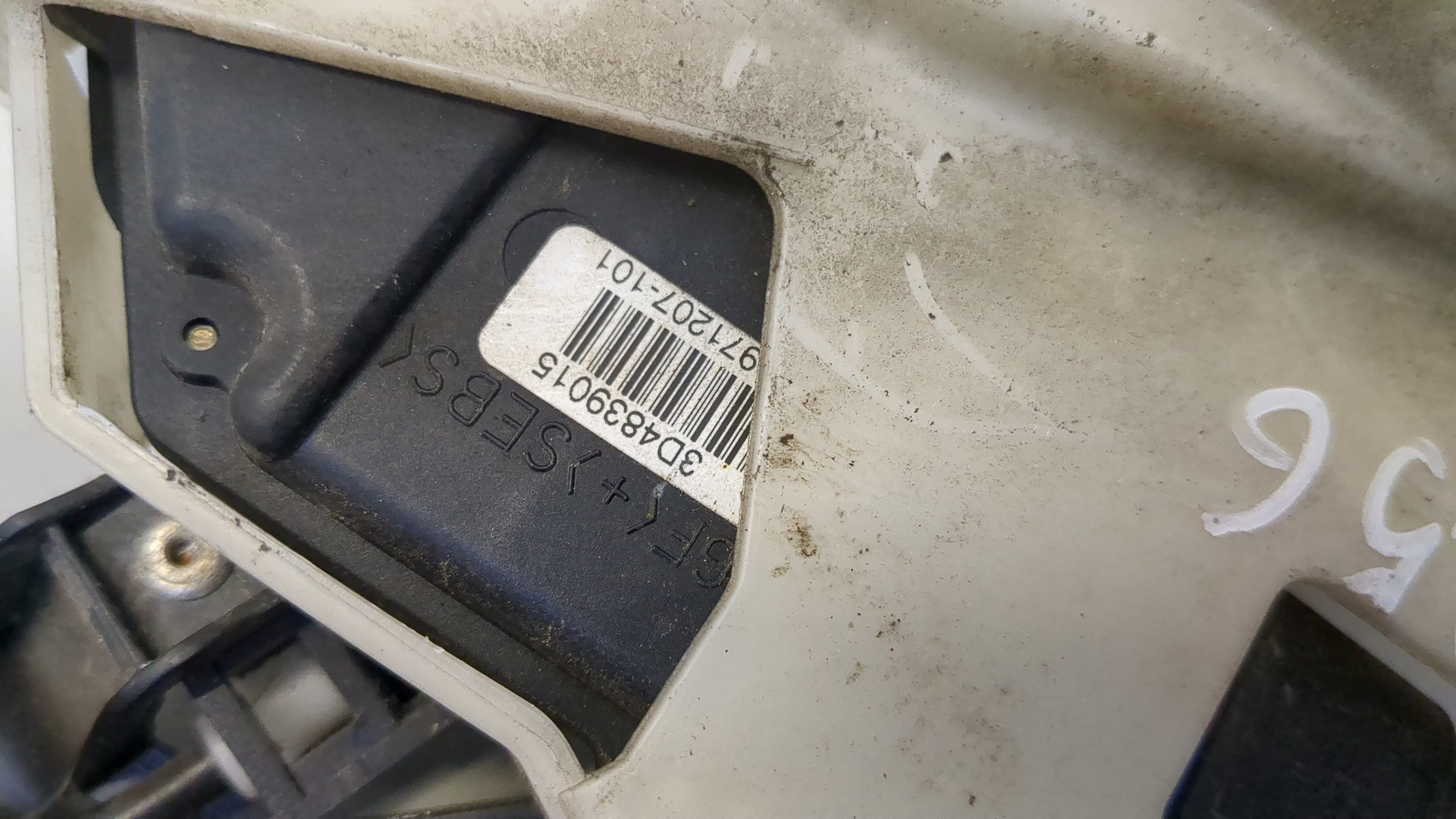 Замок двери передней левой