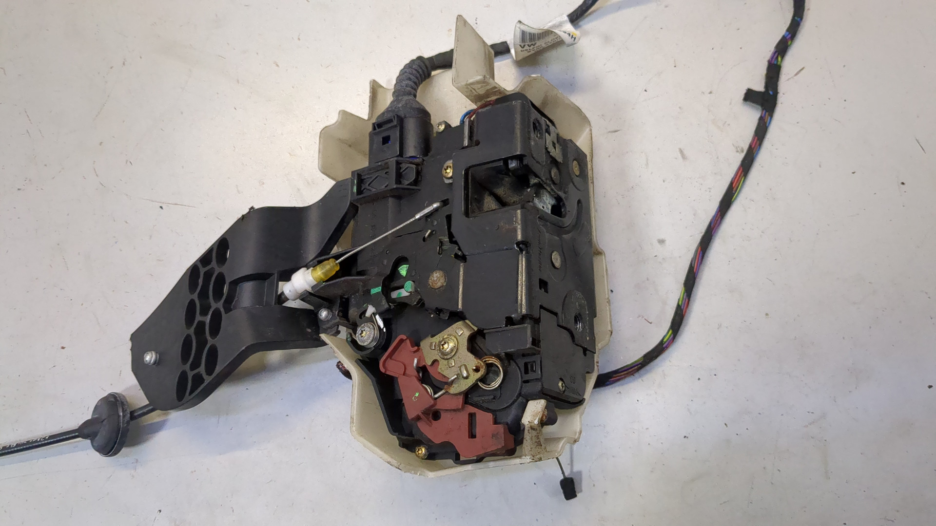 Замок двери передней левой