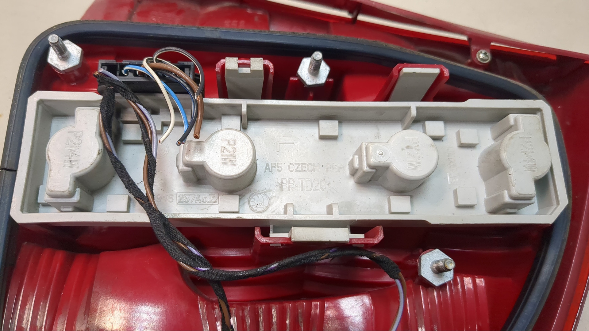 Фонарь задний левый