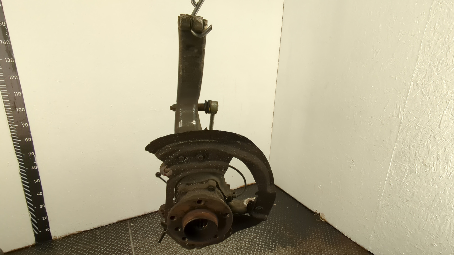 Кулак поворотный передний правый