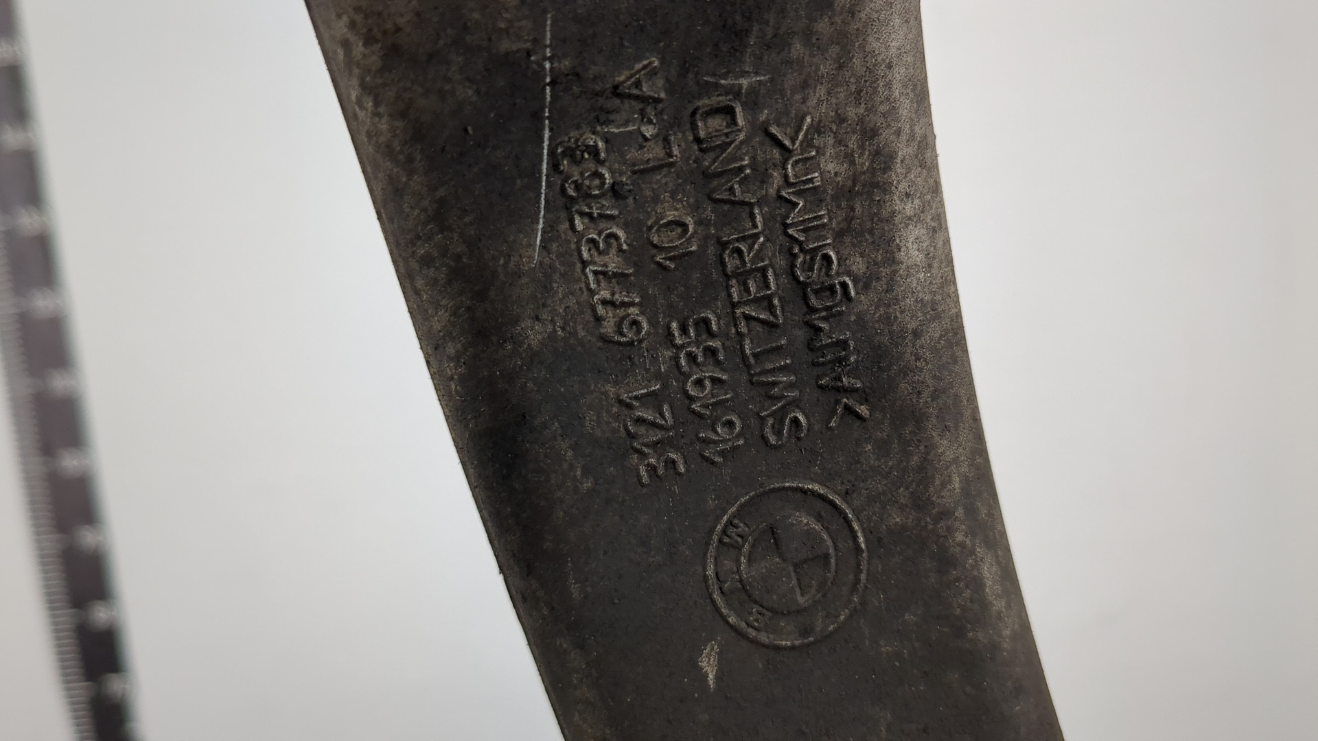 Кулак поворотный передний левый