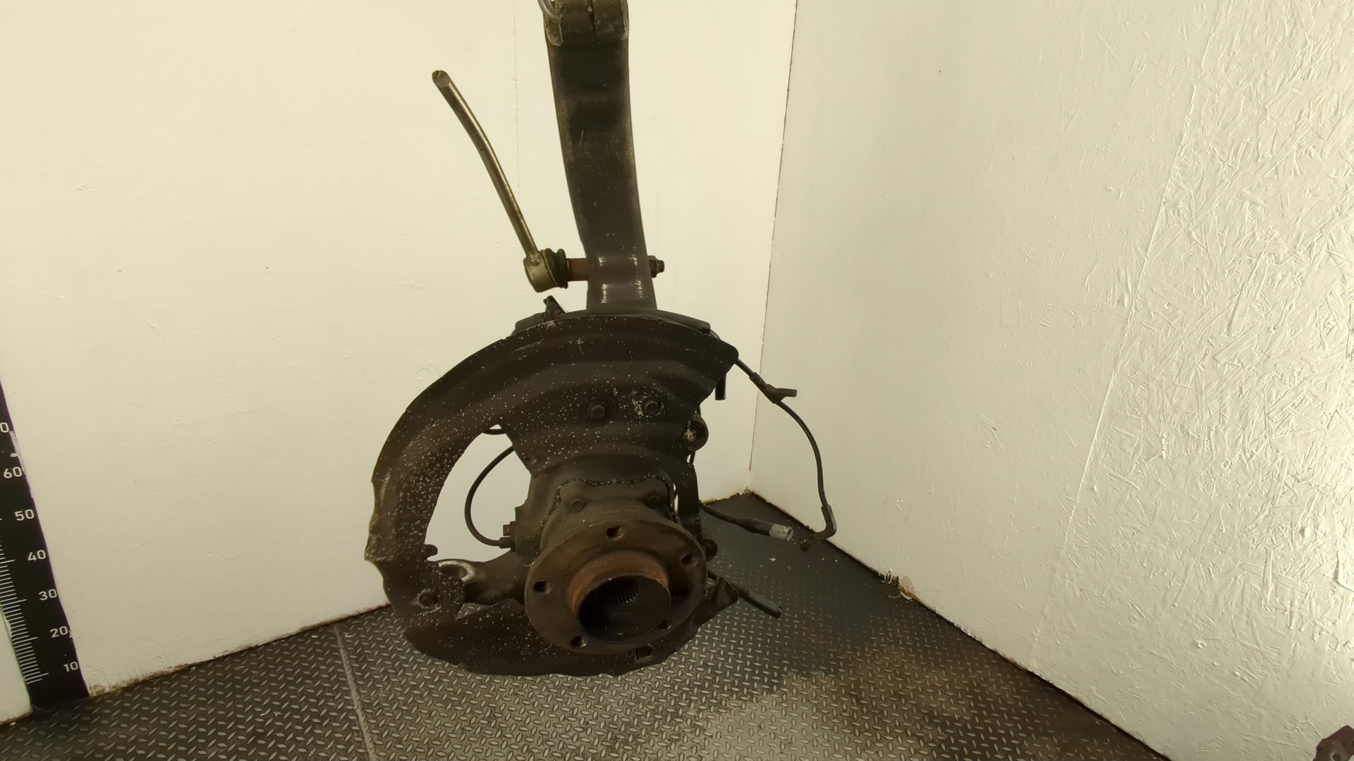 Кулак поворотный передний левый