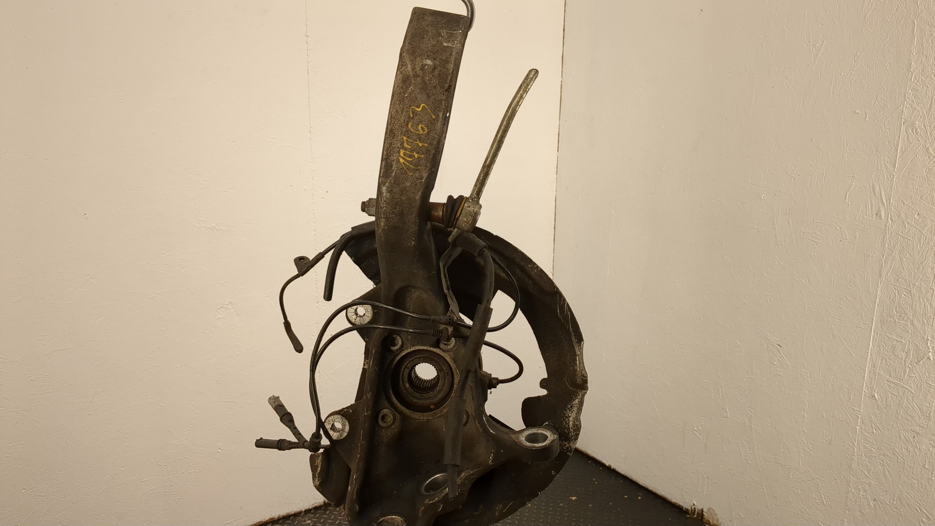 Кулак поворотный передний левый