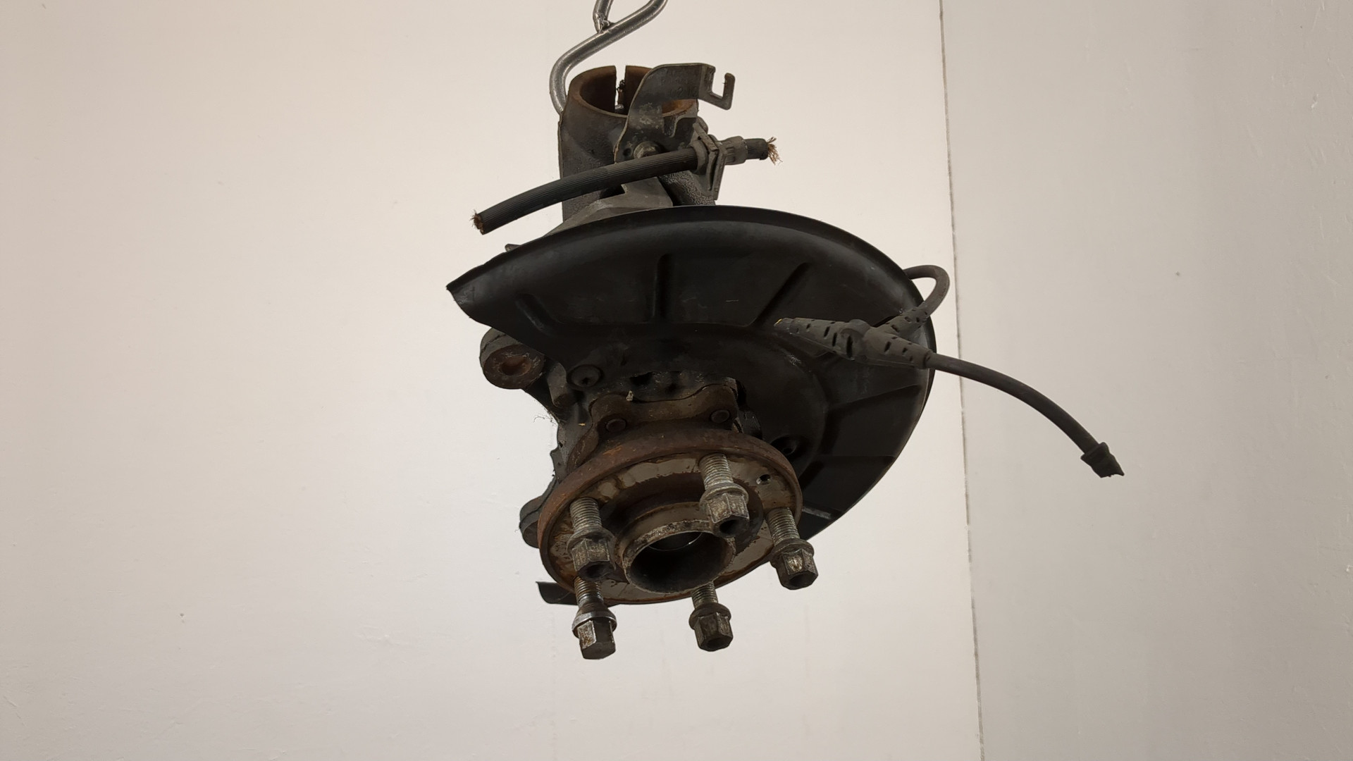 Кулак поворотный передний левый