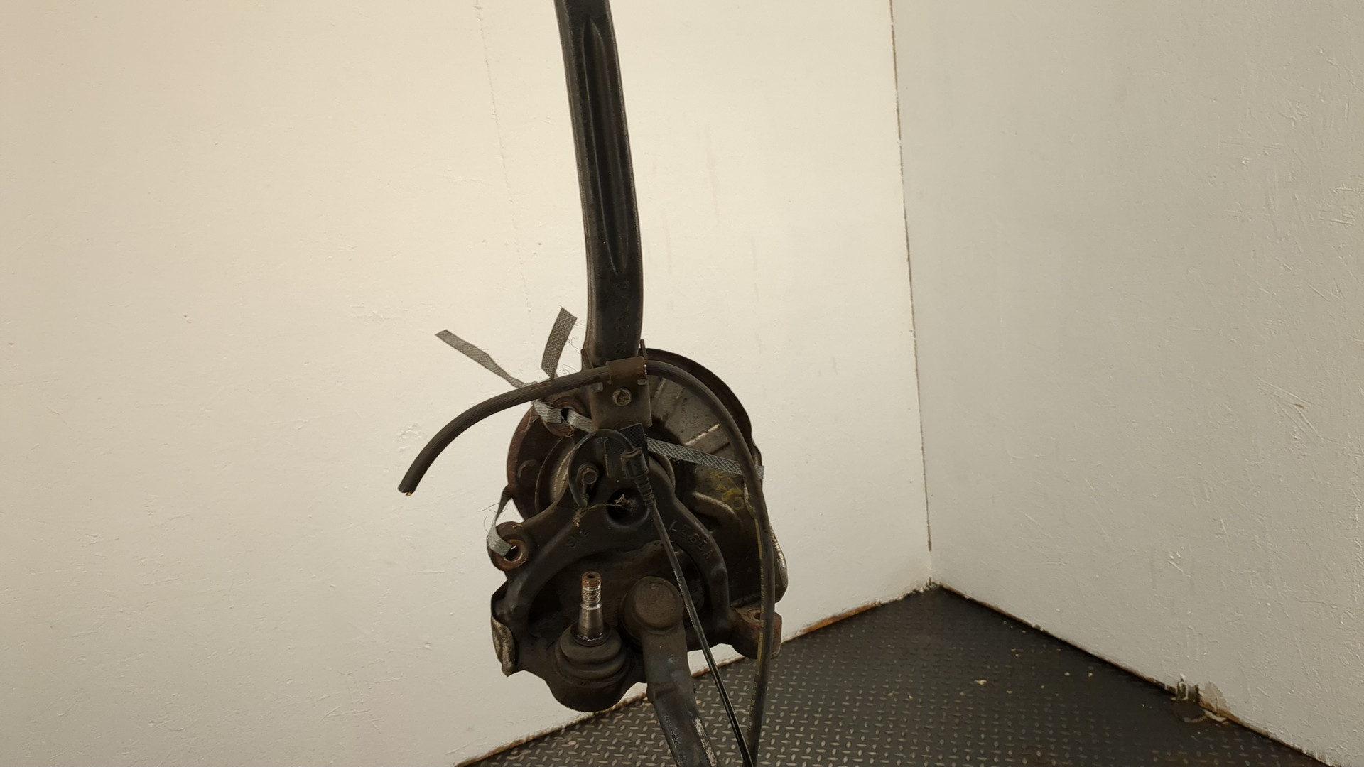 Кулак поворотный передний левый