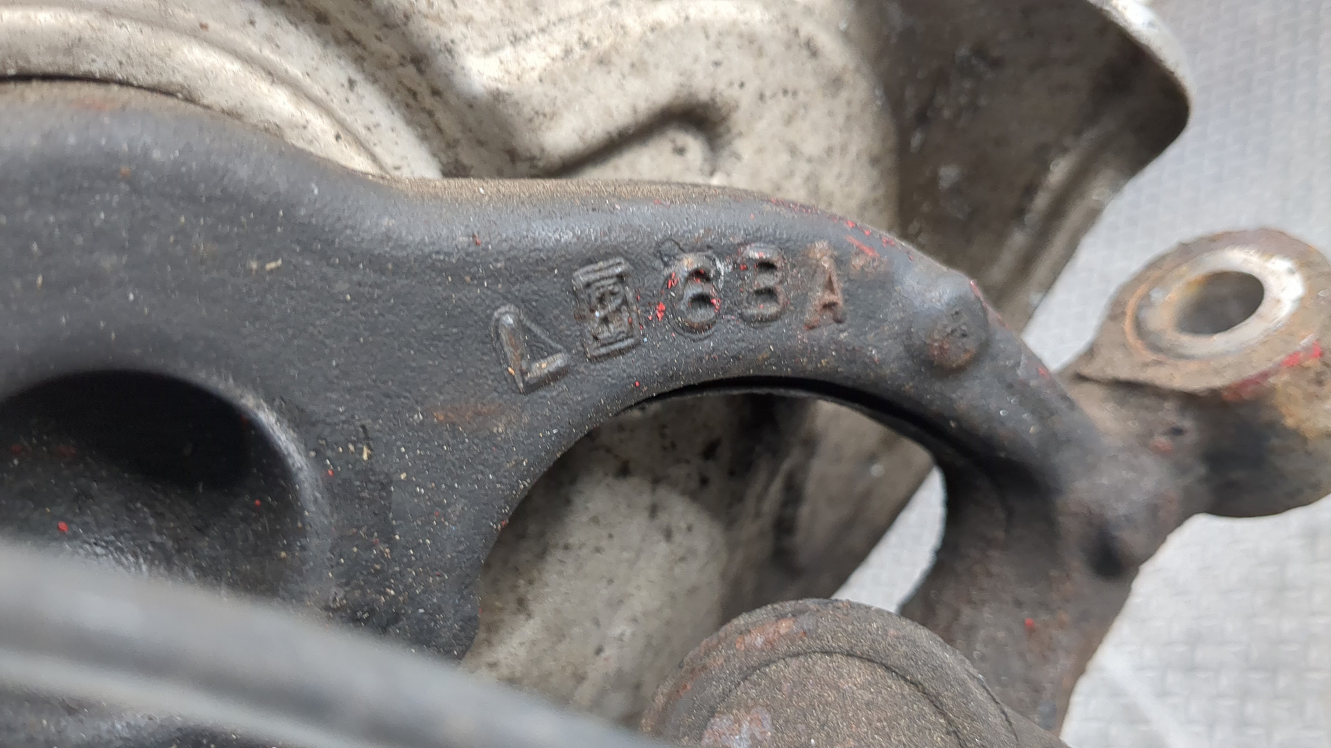 Кулак поворотный передний левый