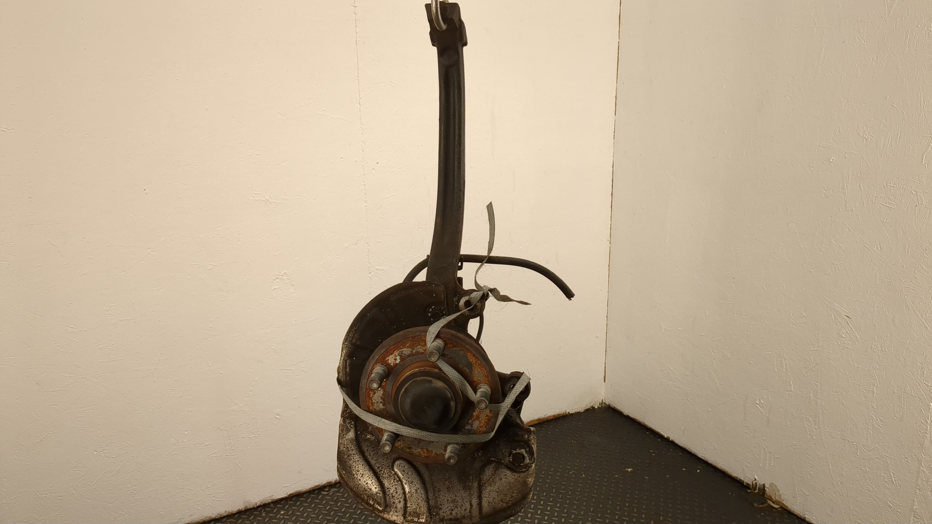 Кулак поворотный передний левый