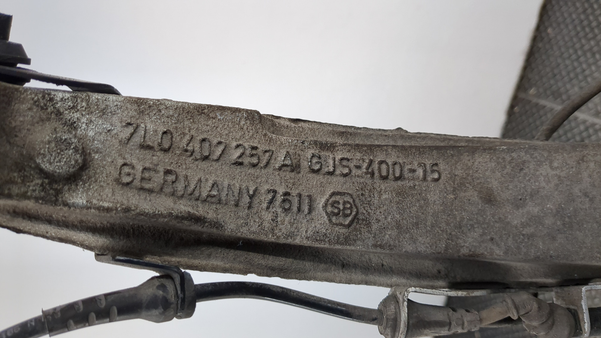 Кулак поворотный передний левый