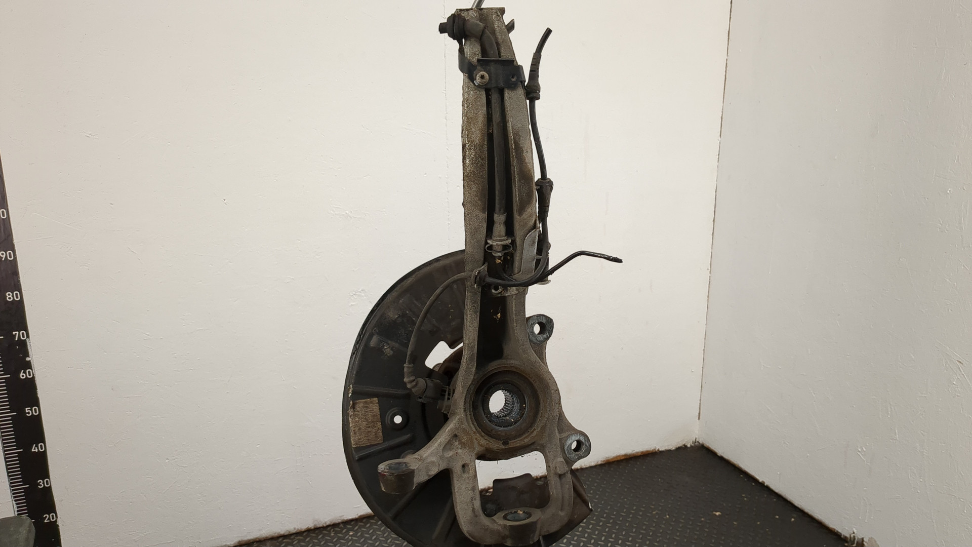 Кулак поворотный передний левый