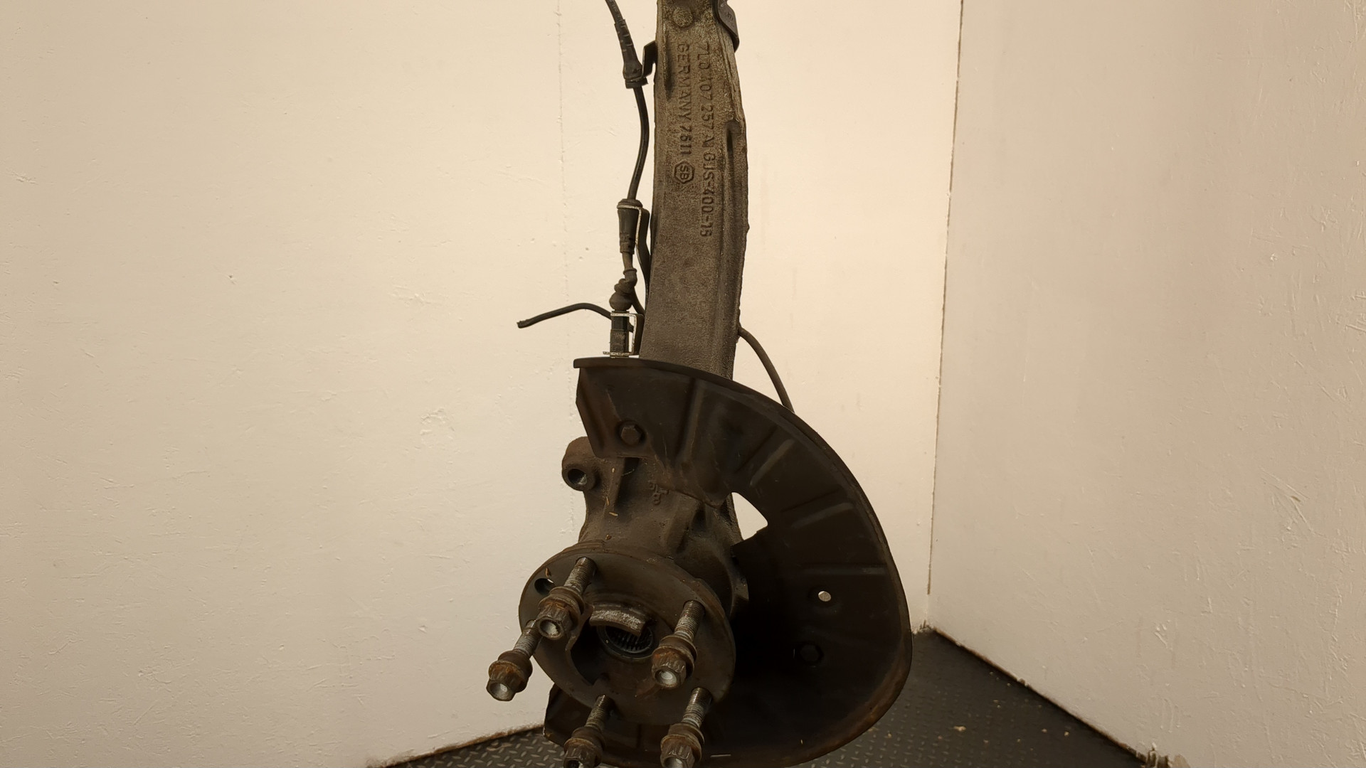 Кулак поворотный передний левый