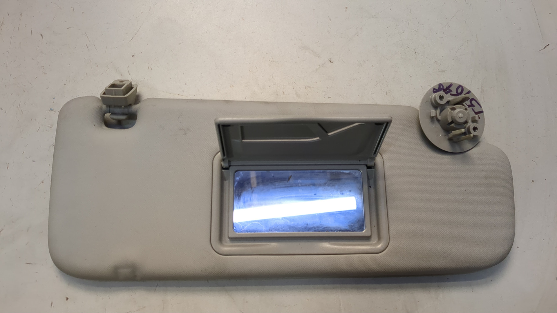 Козырек солнцезащитный