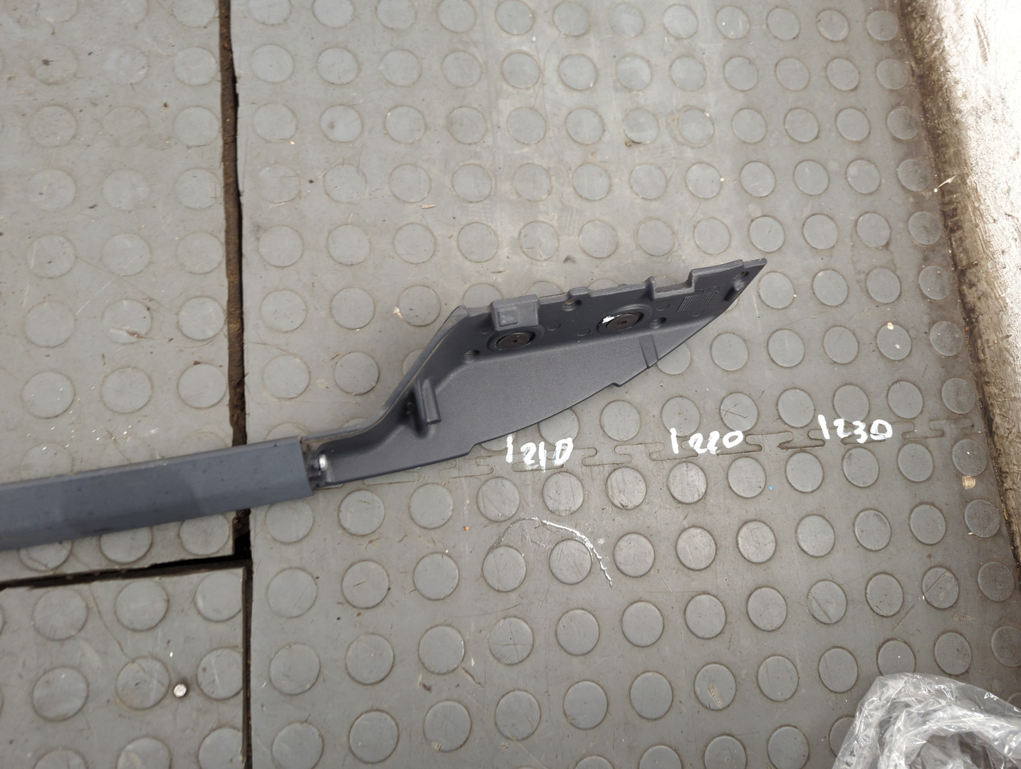 Рейлинг (релинг) правый (планка на крышу)