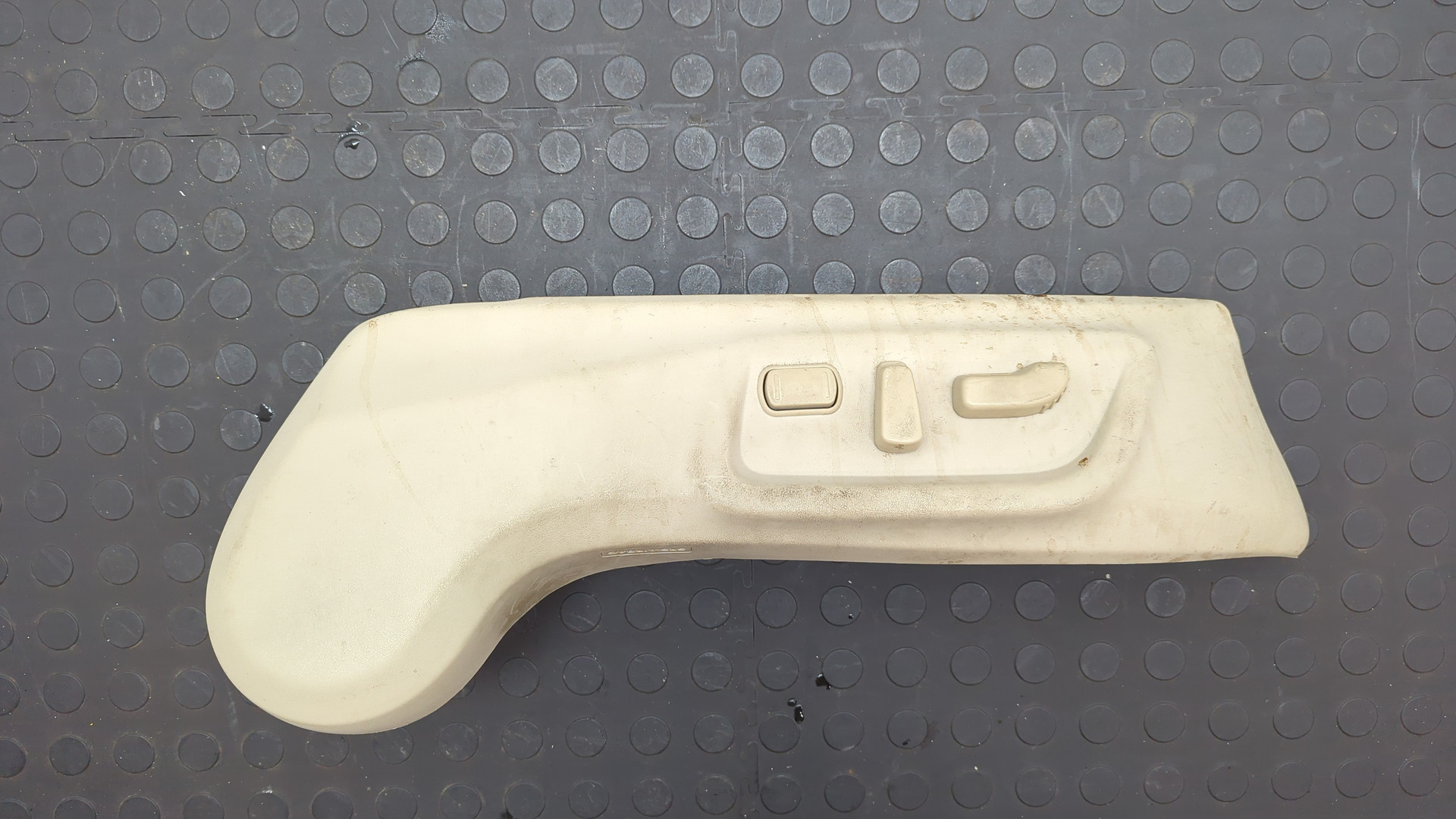 Кнопка регулировки сидения