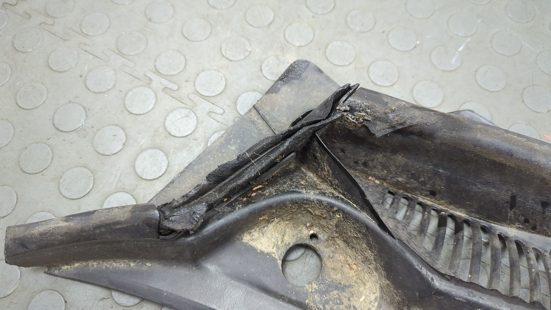 Решетка стеклоочистителей (Жабо)