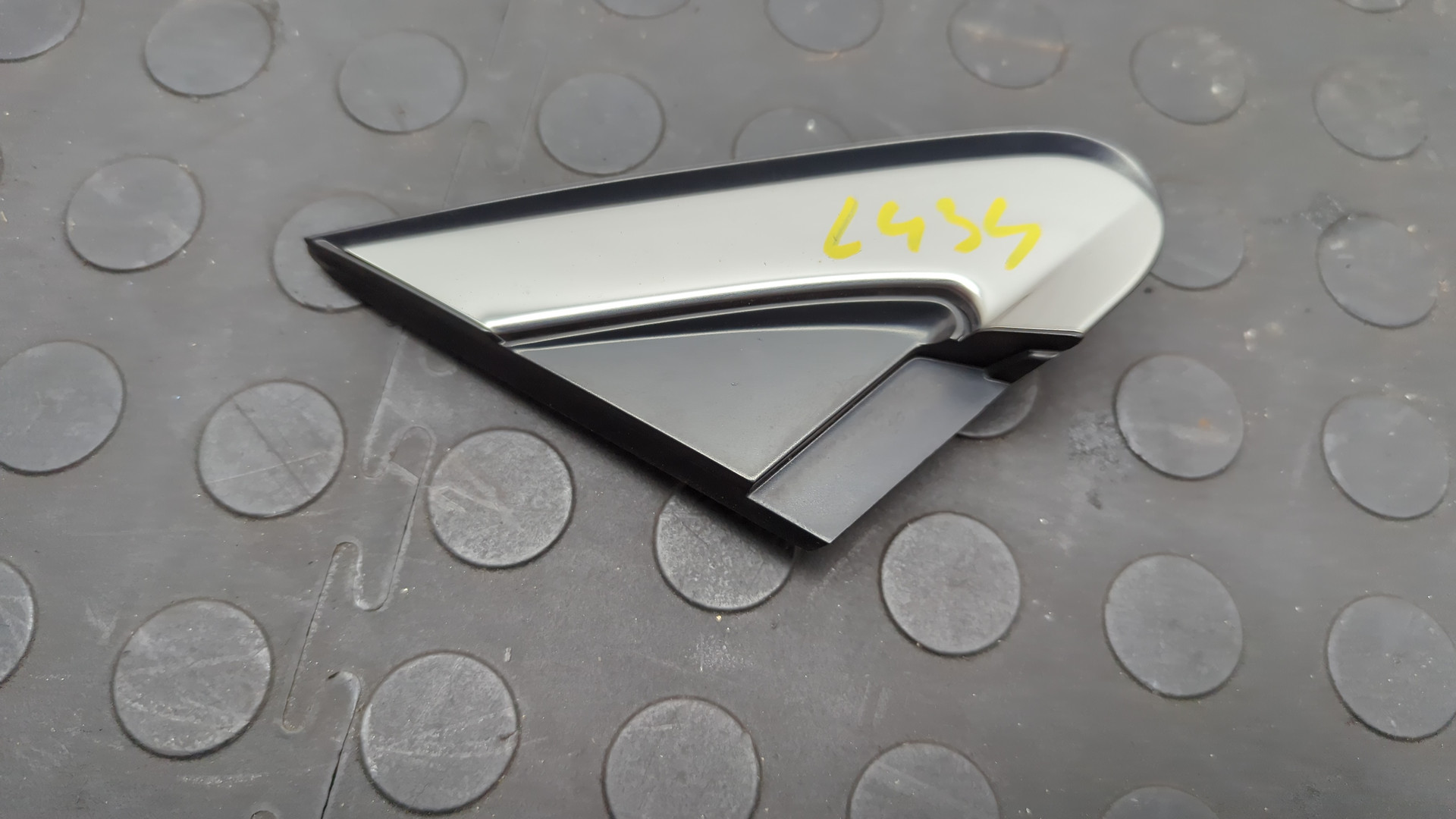 Накладка переднего крыла правого