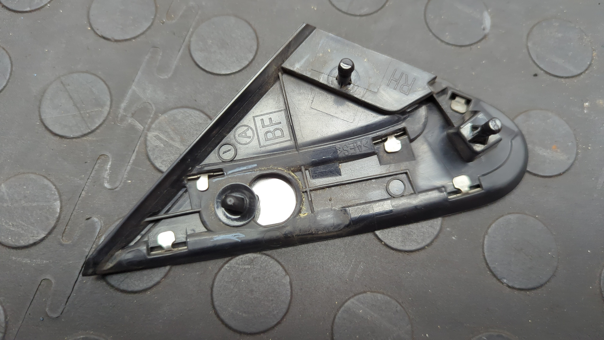 Накладка переднего крыла правого