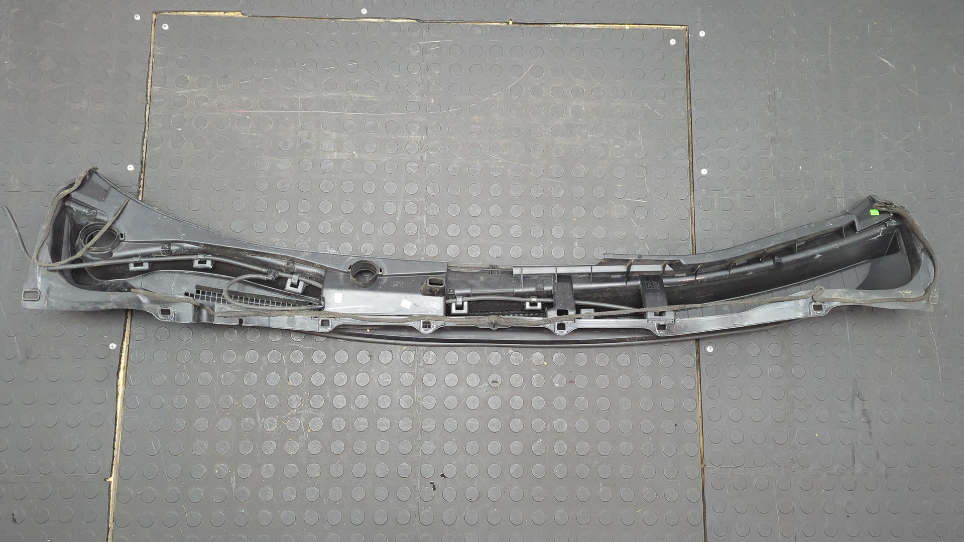 Решетка стеклоочистителей (Жабо)