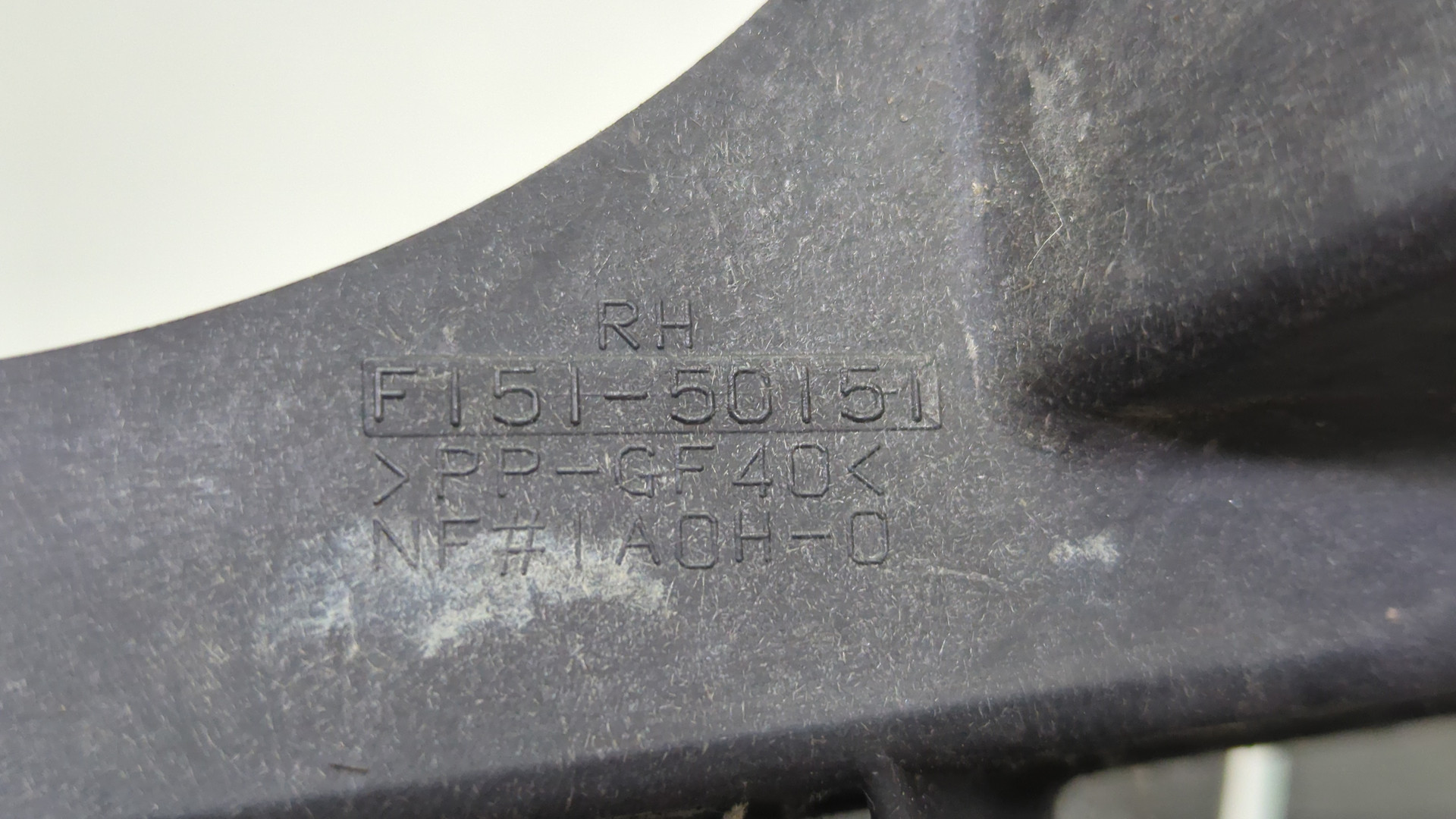 Кронштейн фар правый