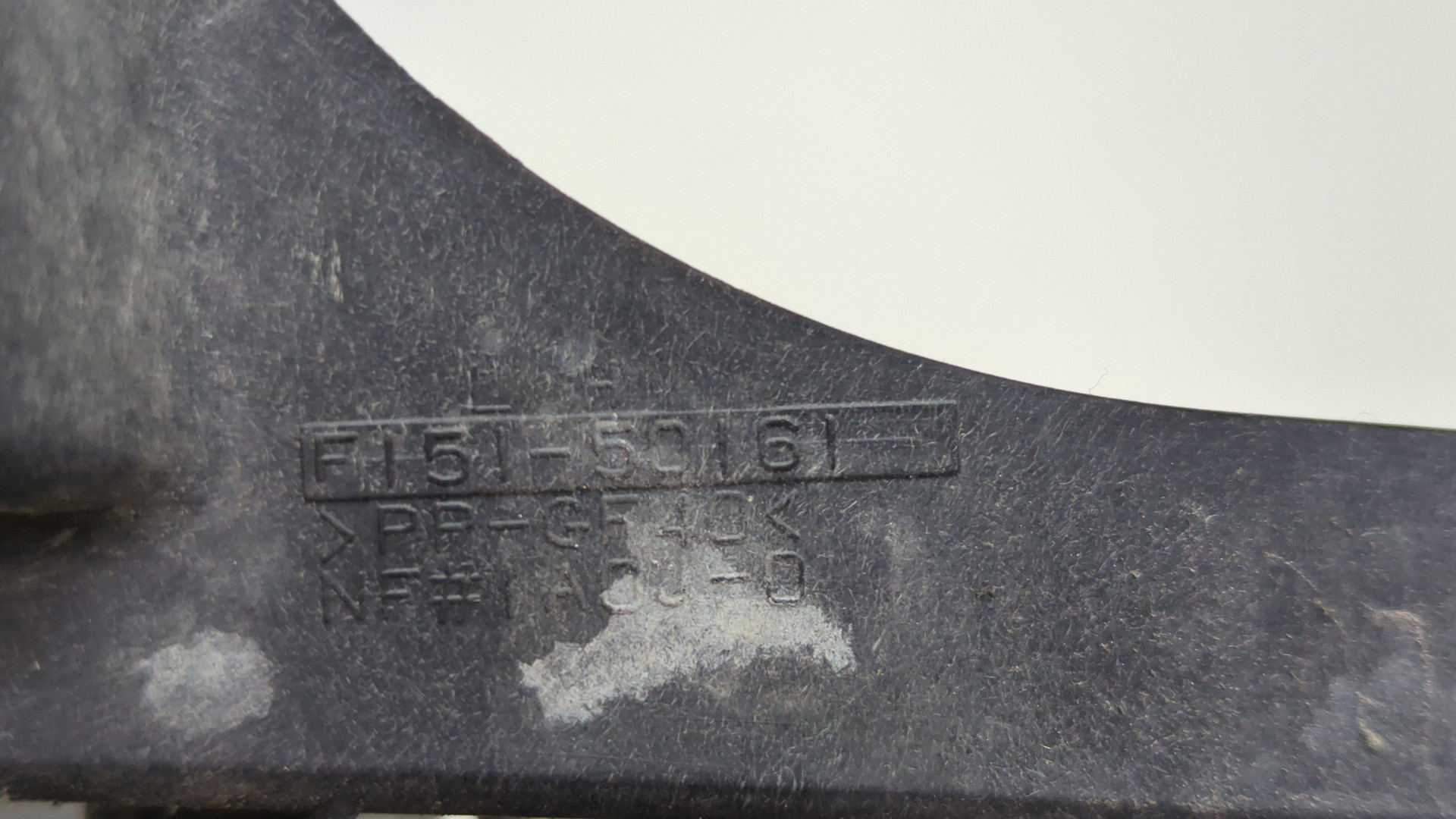 Кронштейн фар левый