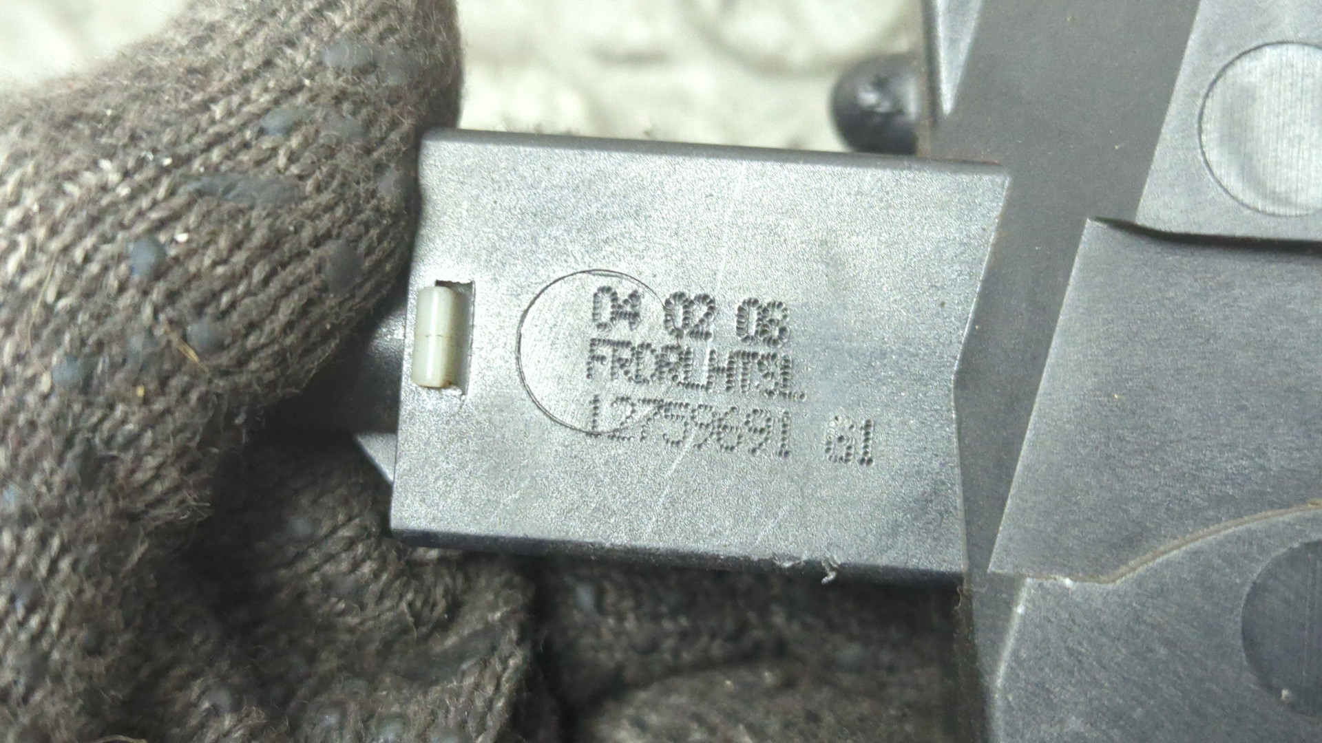 Замок двери передней левой