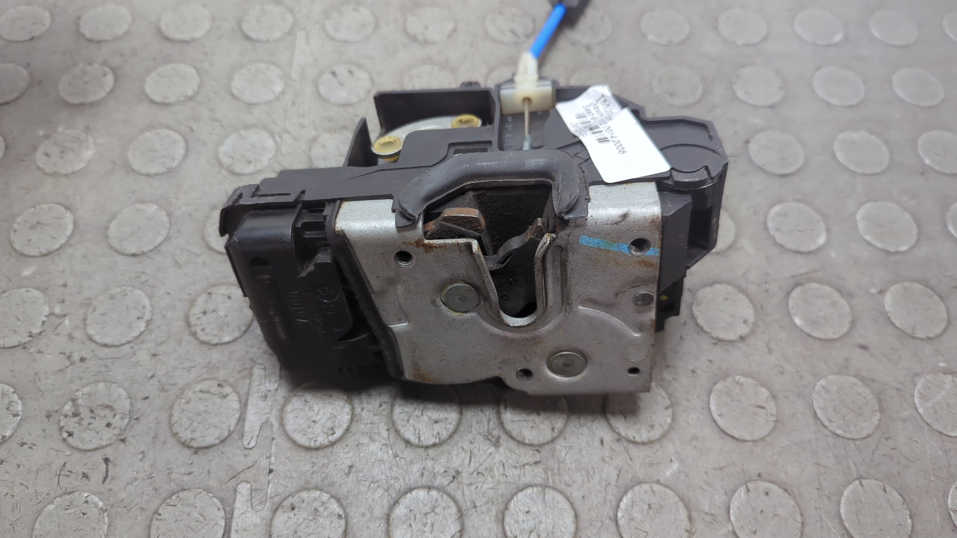 Замок двери передней левой