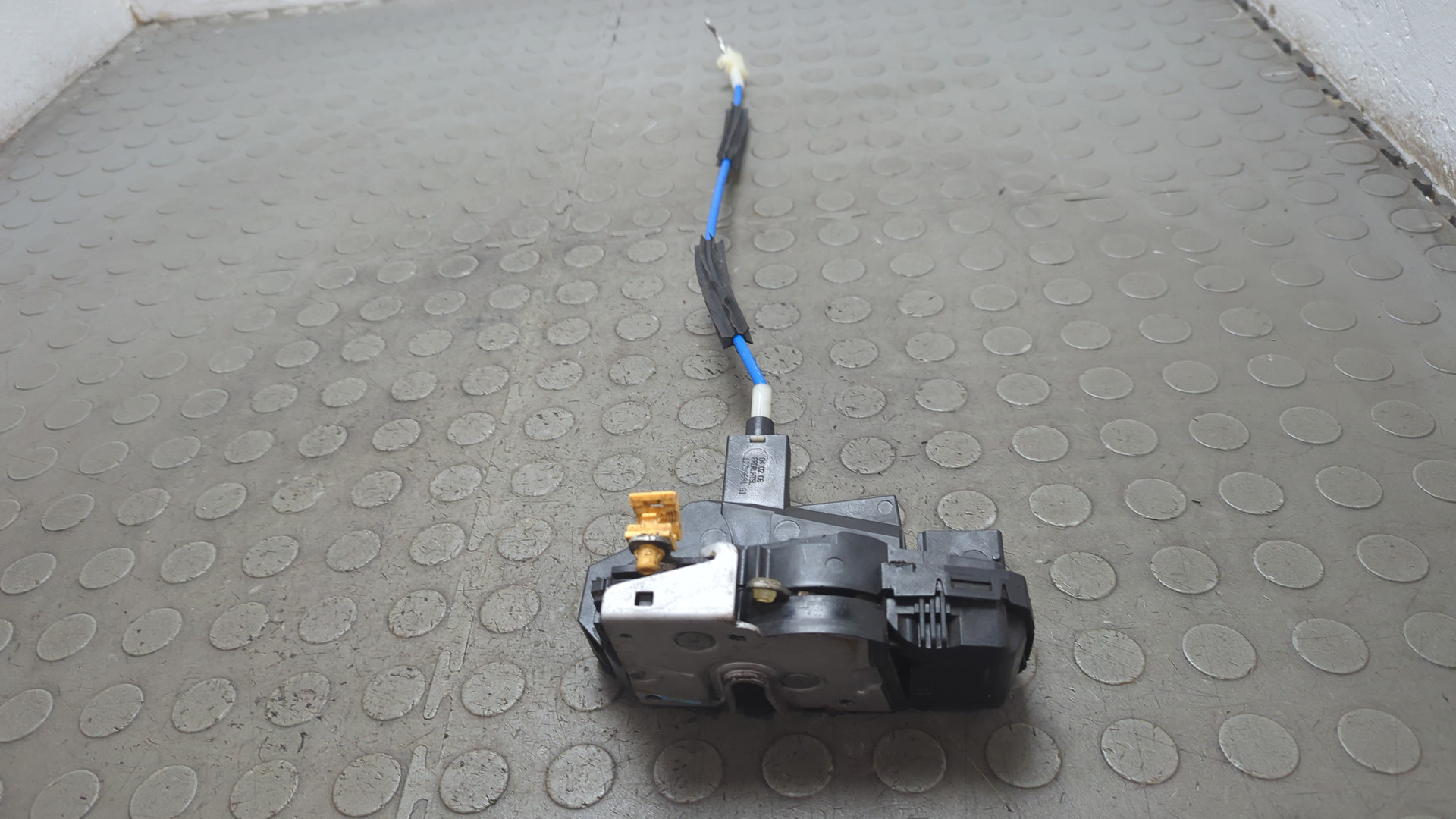 Замок двери передней левой