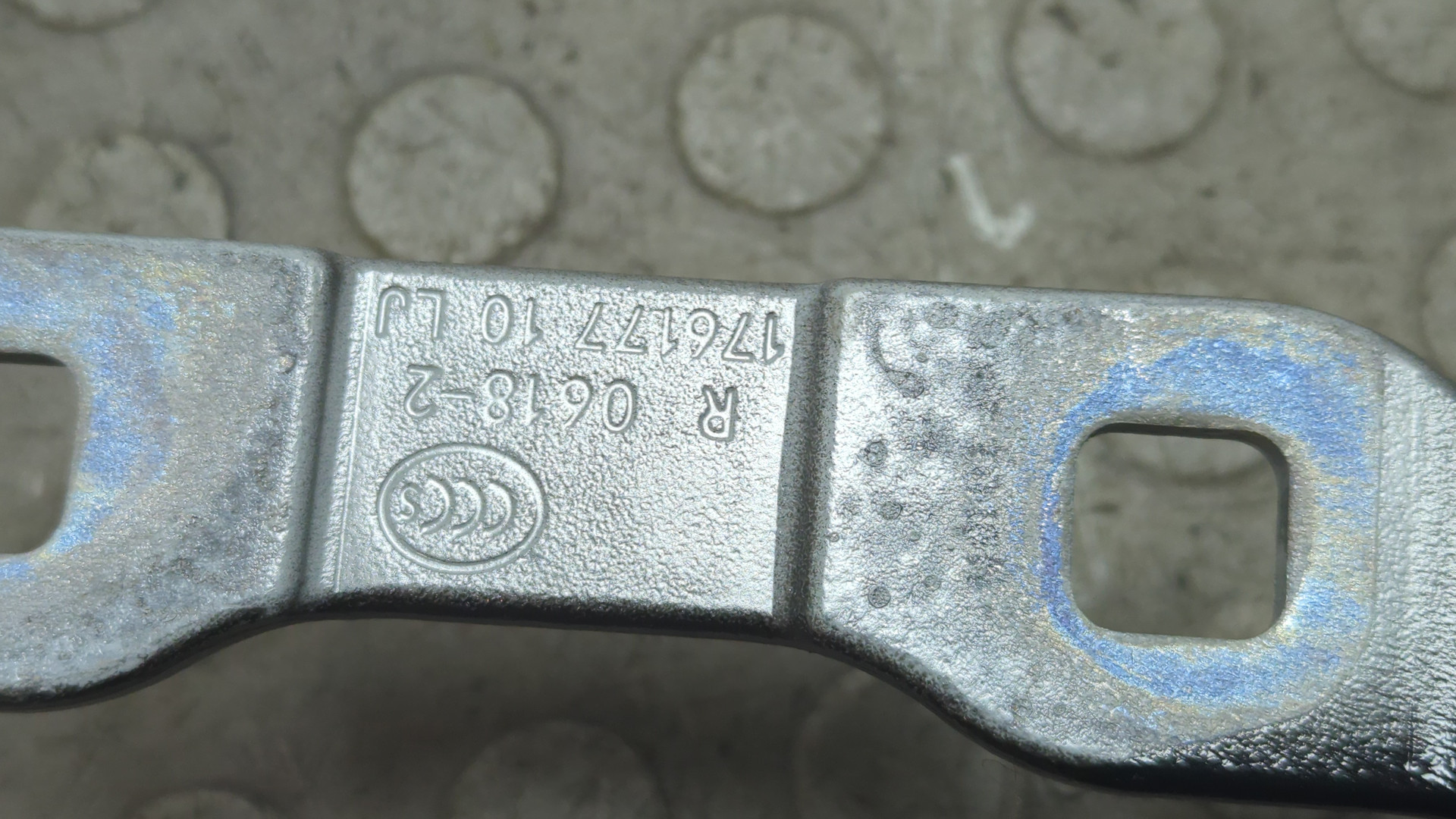 Петля крышки багажника