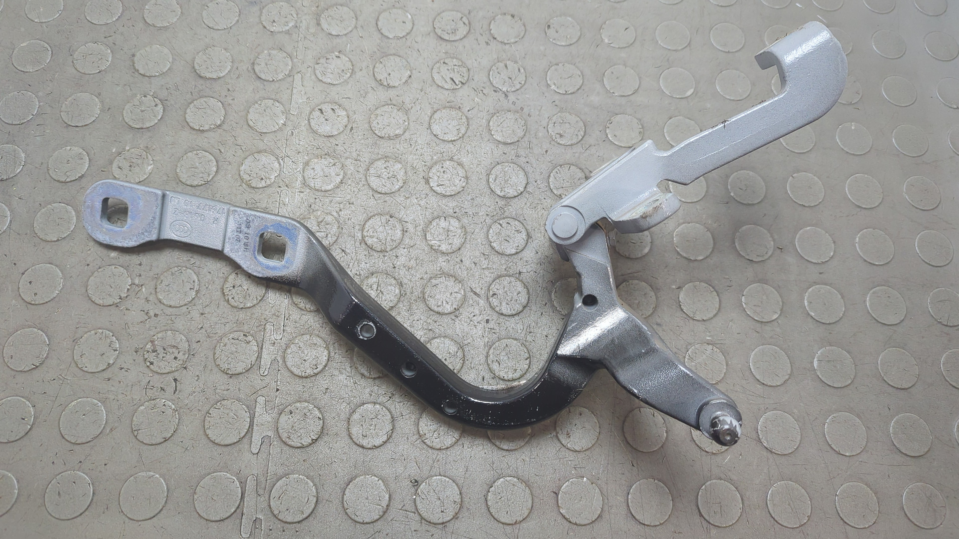 Петля крышки багажника