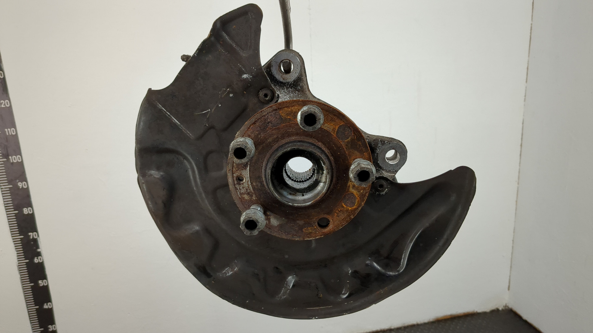 Кулак поворотный передний левый