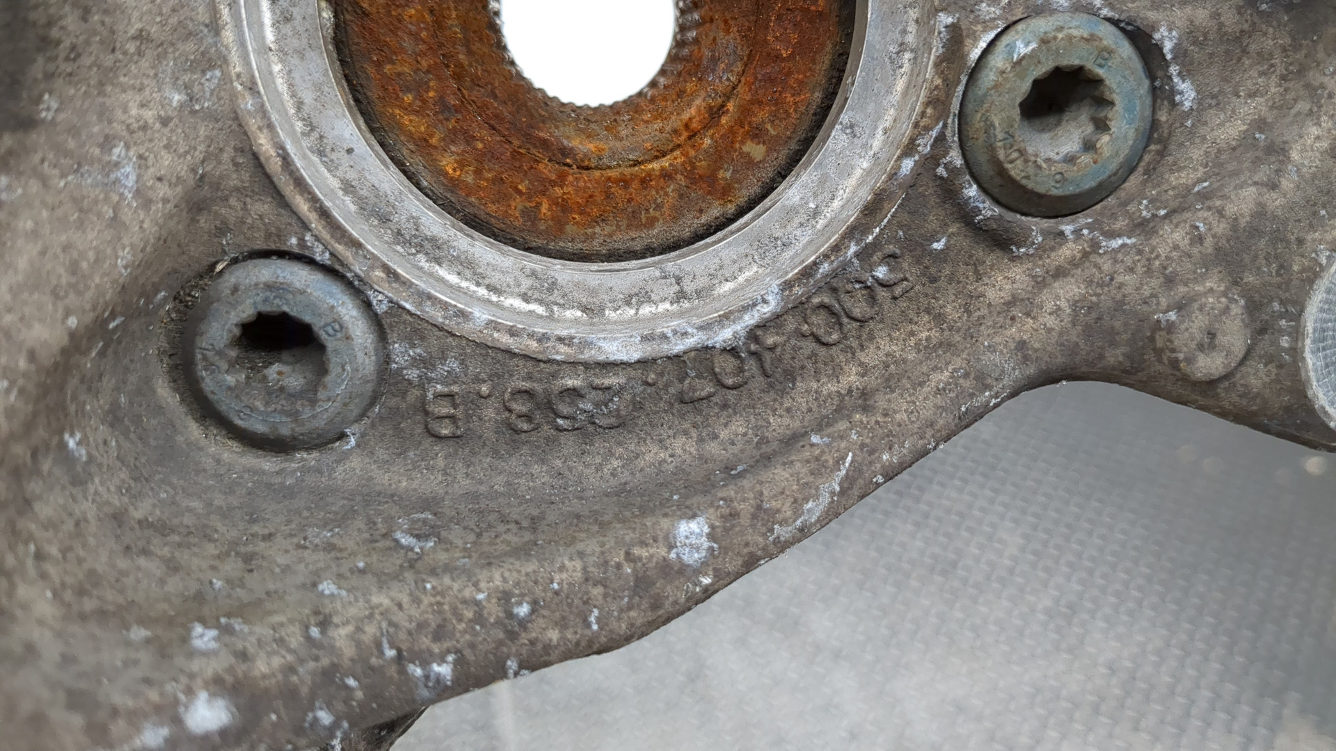 Кулак поворотный передний правый