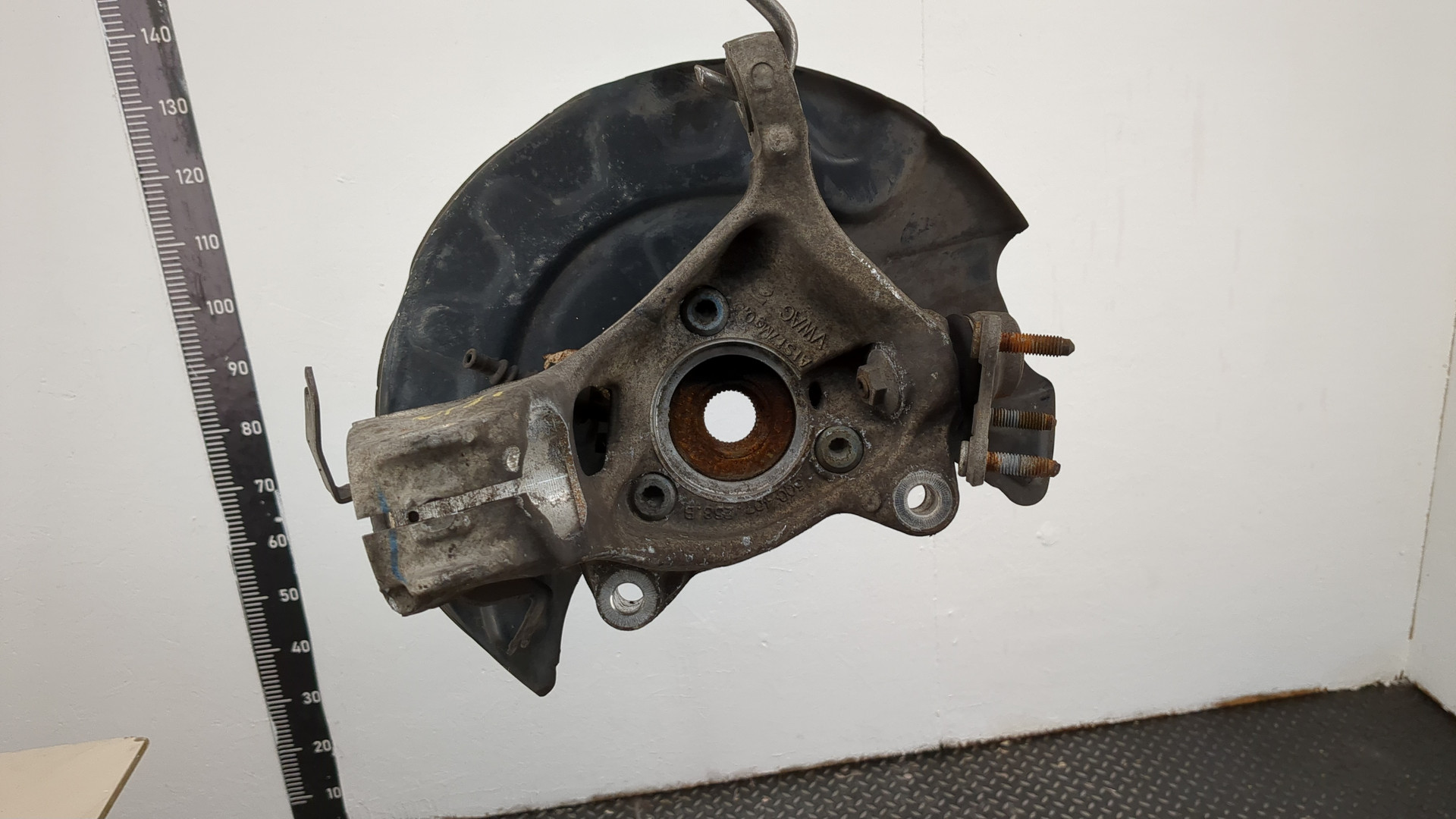 Кулак поворотный передний правый