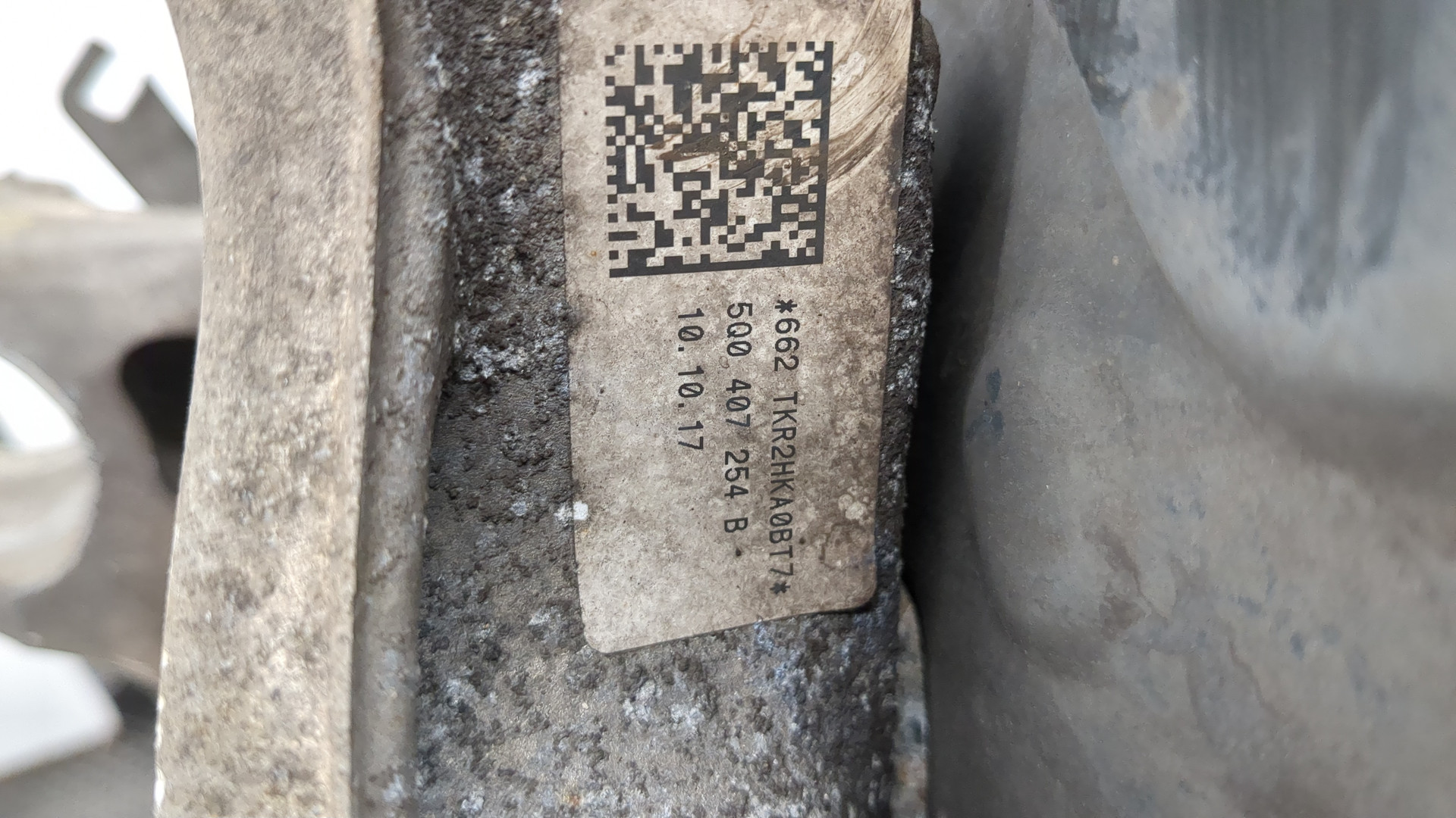 Кулак поворотный передний правый