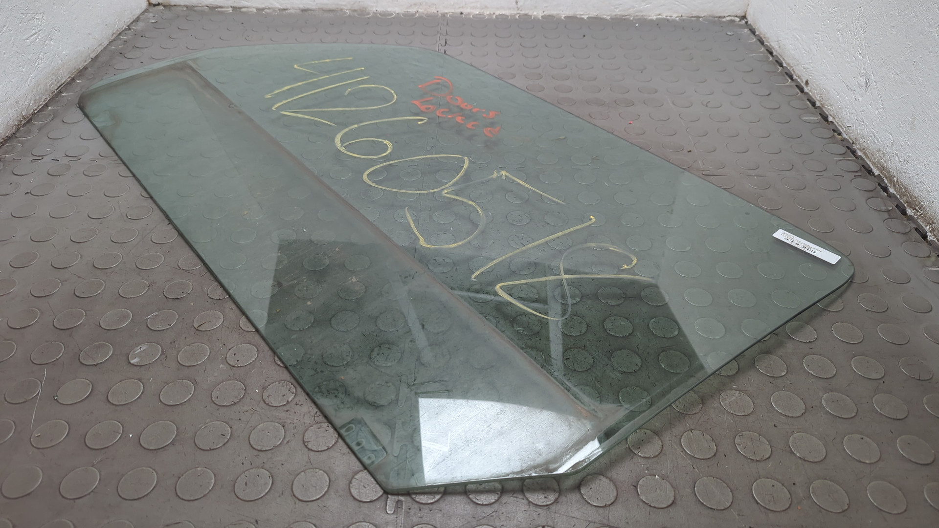 Стекло двери передней левой