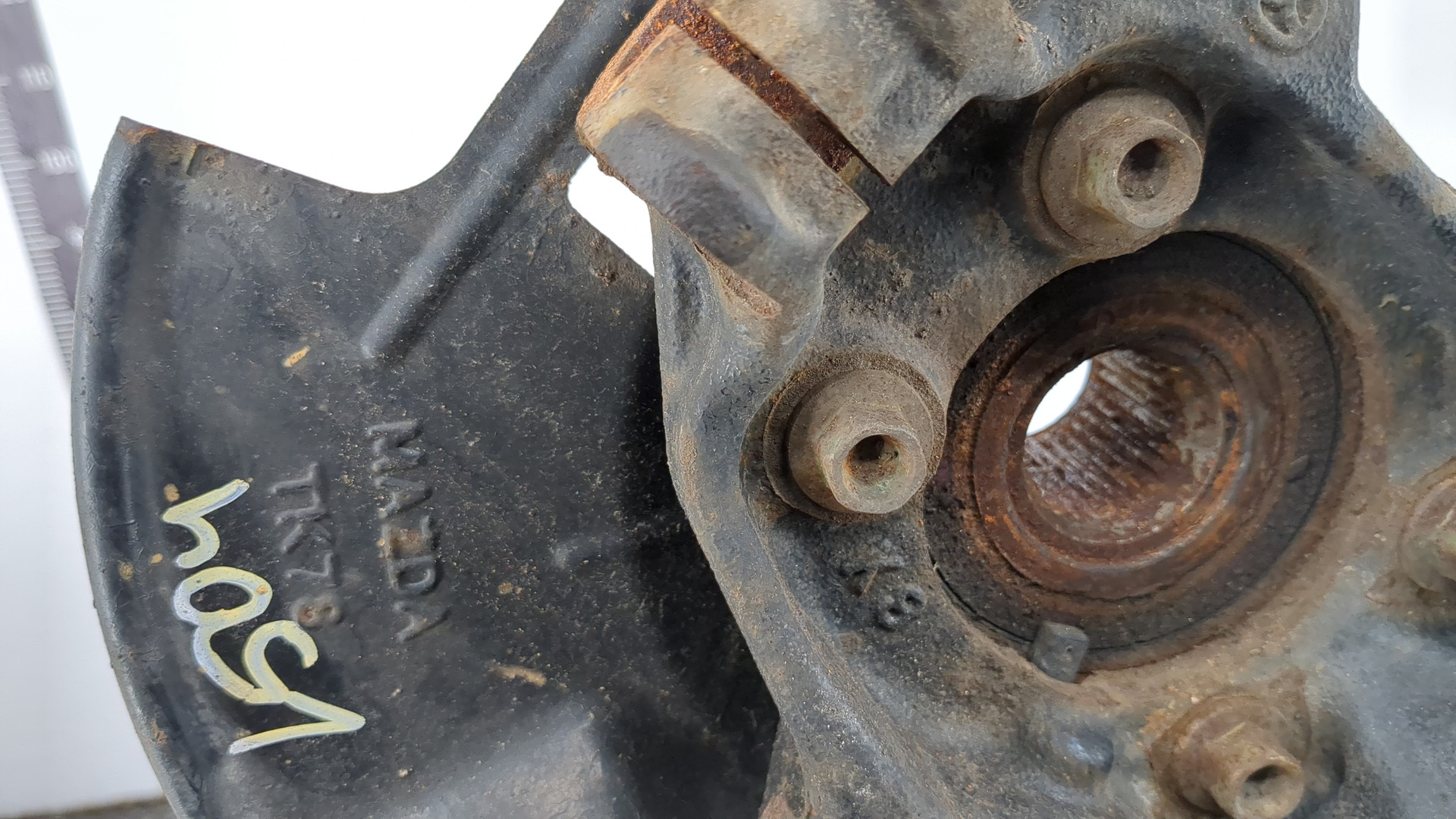 Кулак поворотный передний правый