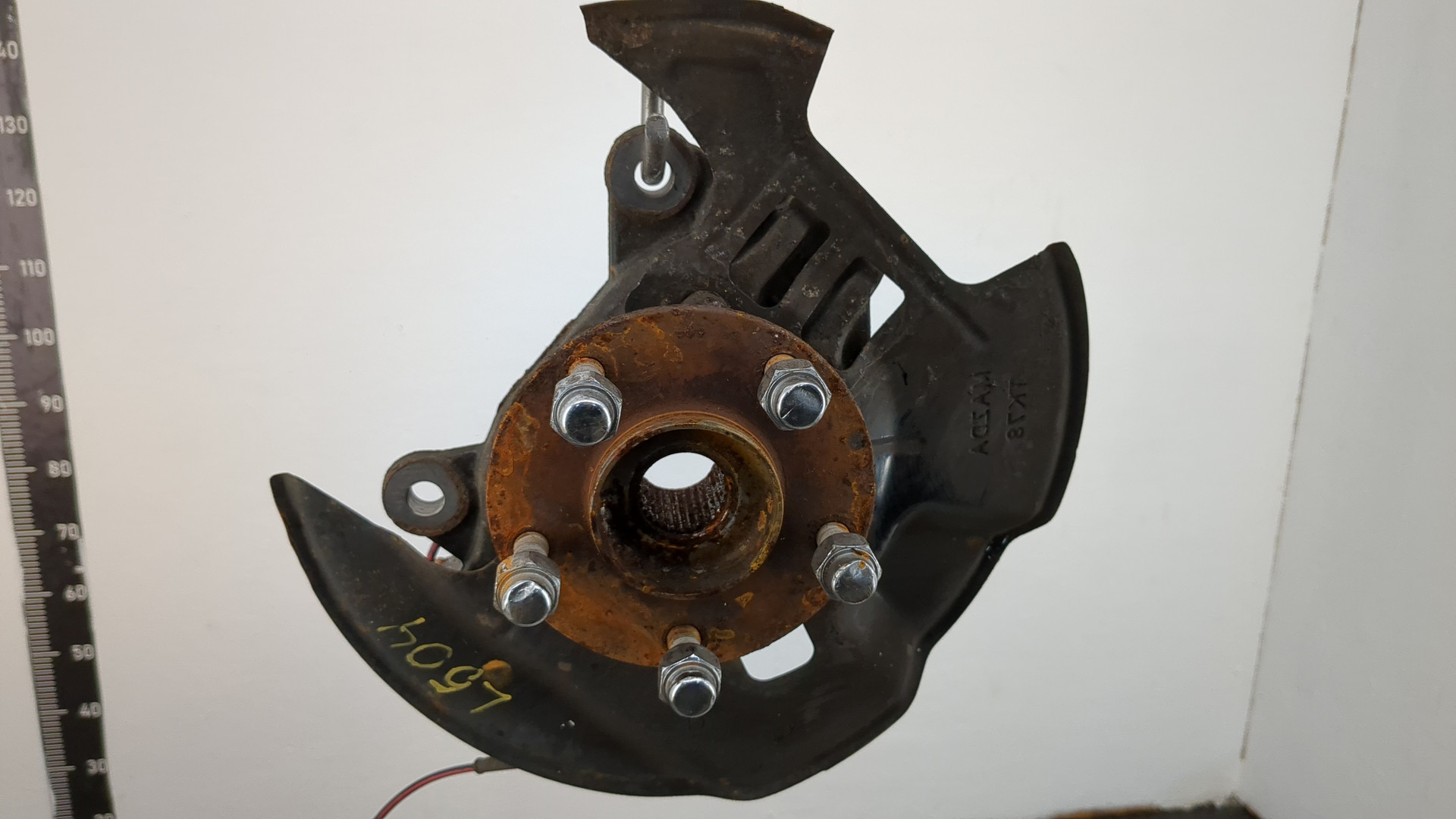 Кулак поворотный передний правый