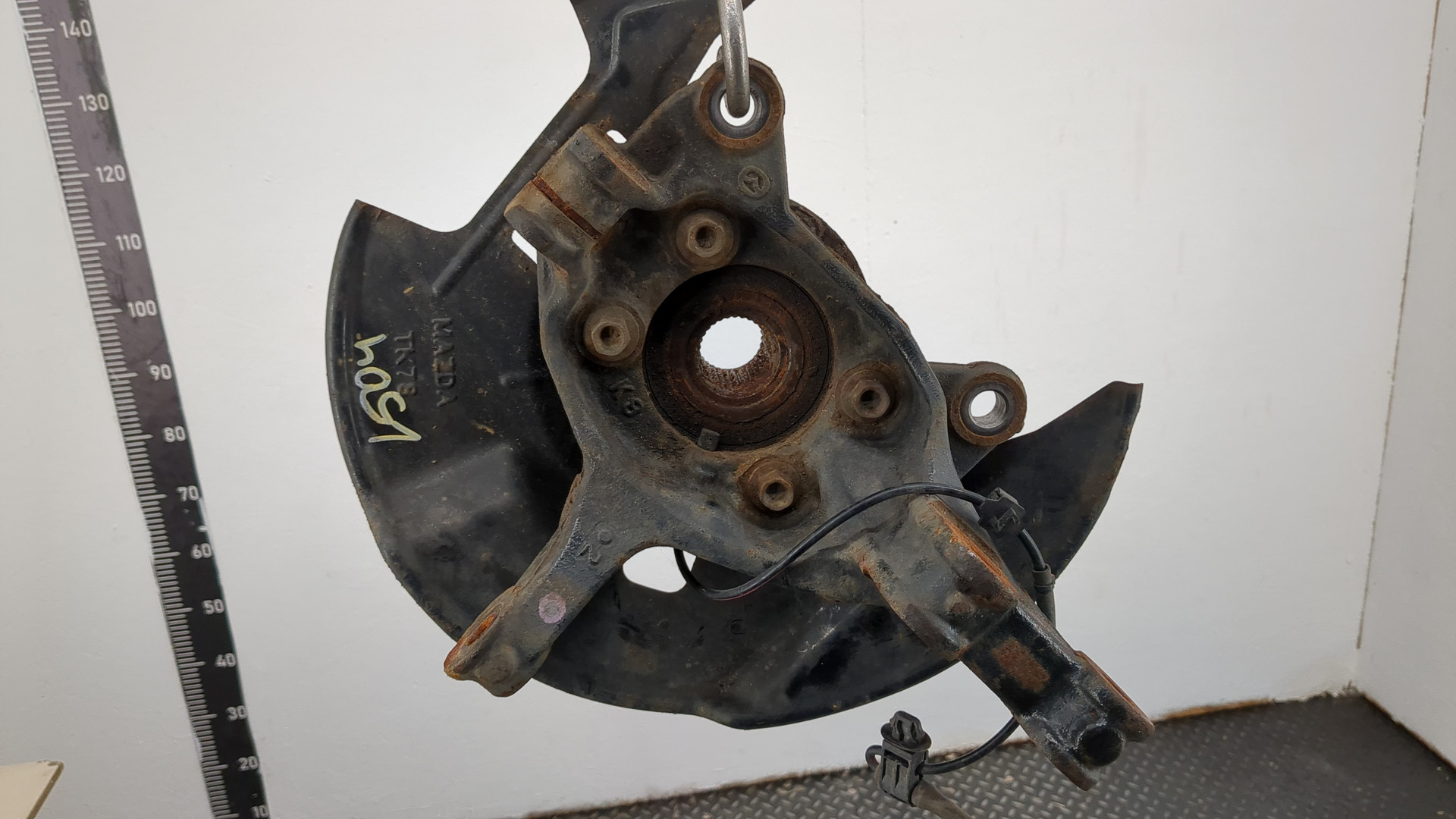 Кулак поворотный передний правый