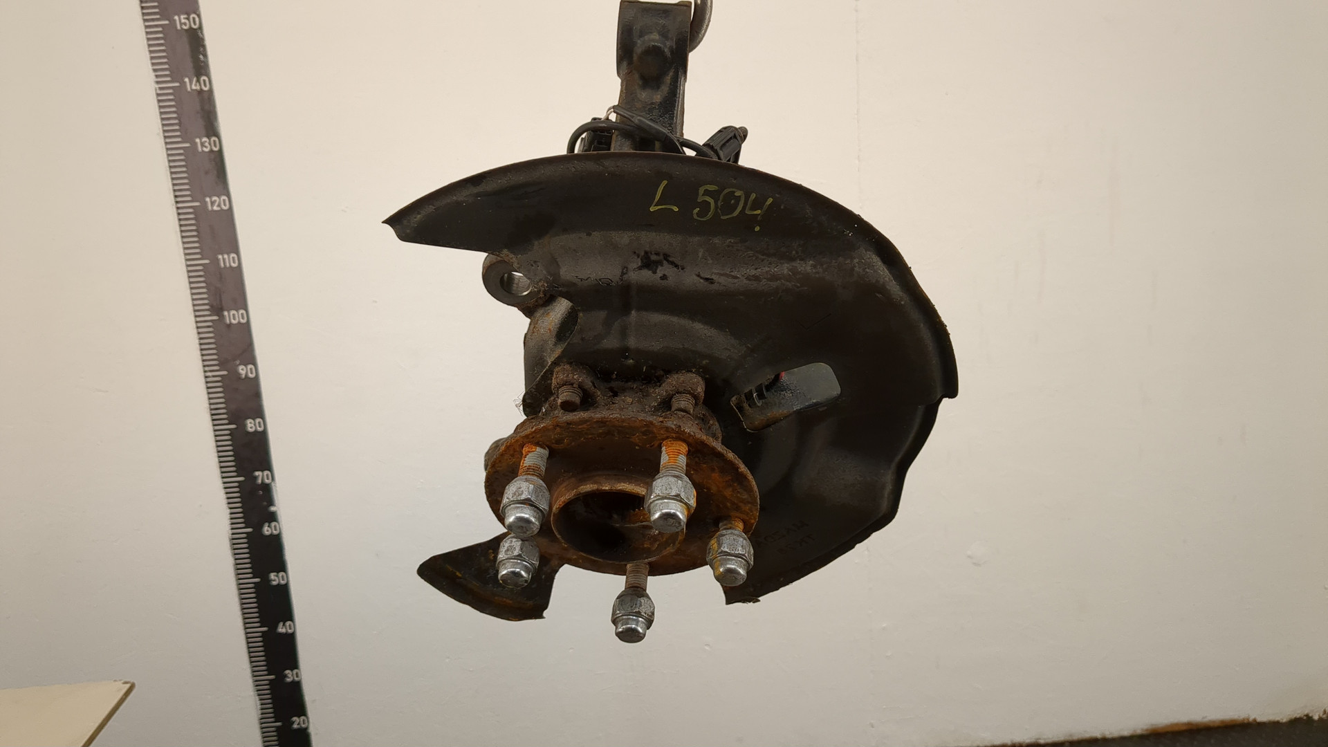 Кулак поворотный передний левый