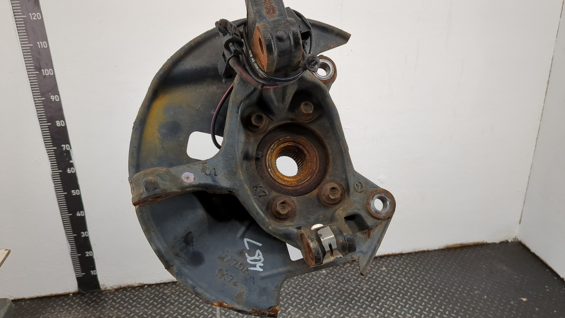 Кулак поворотный передний левый