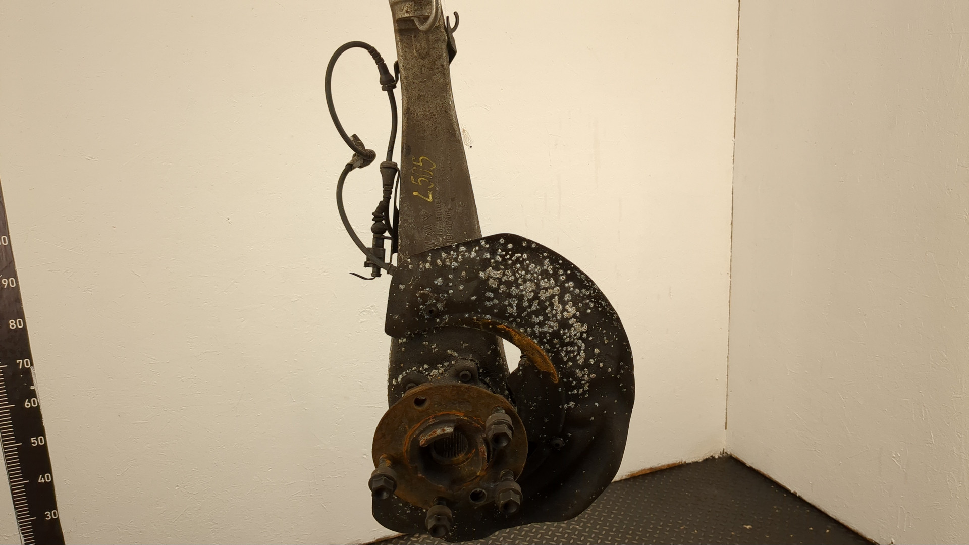 Кулак поворотный передний левый