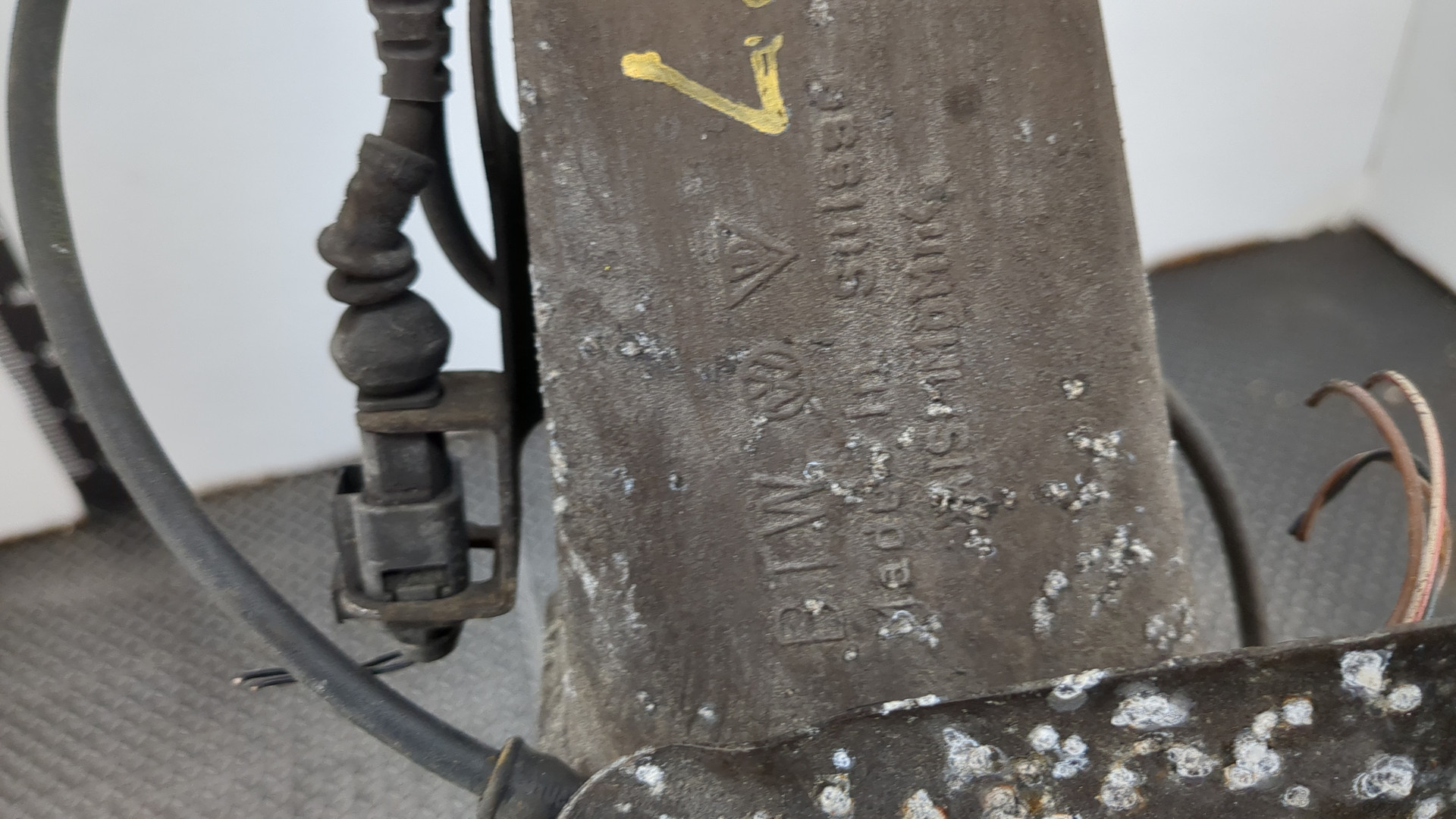 Кулак поворотный передний левый